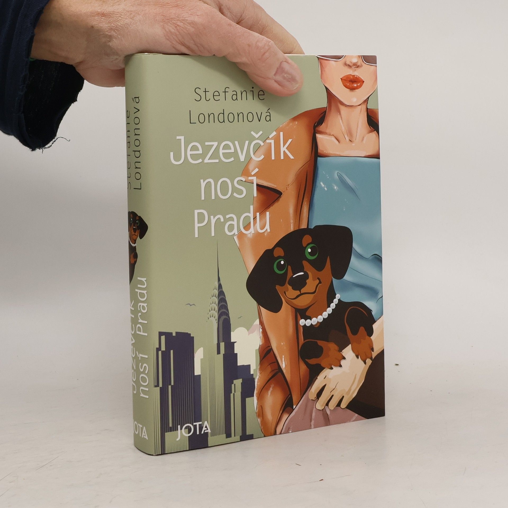 Stefanie London Jezevčík nosí Pradu