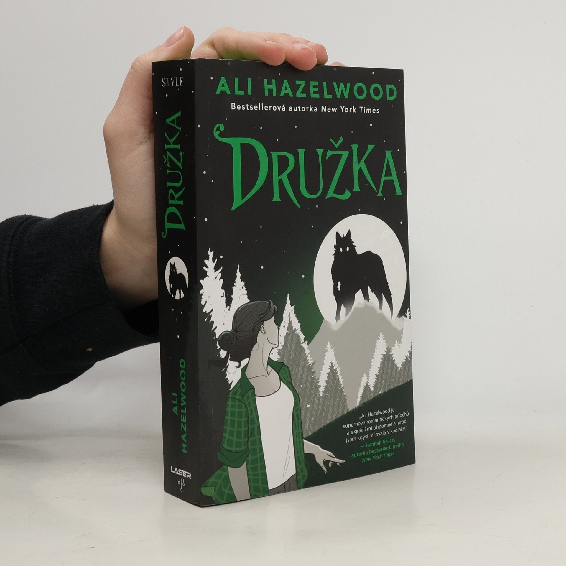 Ali Hazelwood Družka