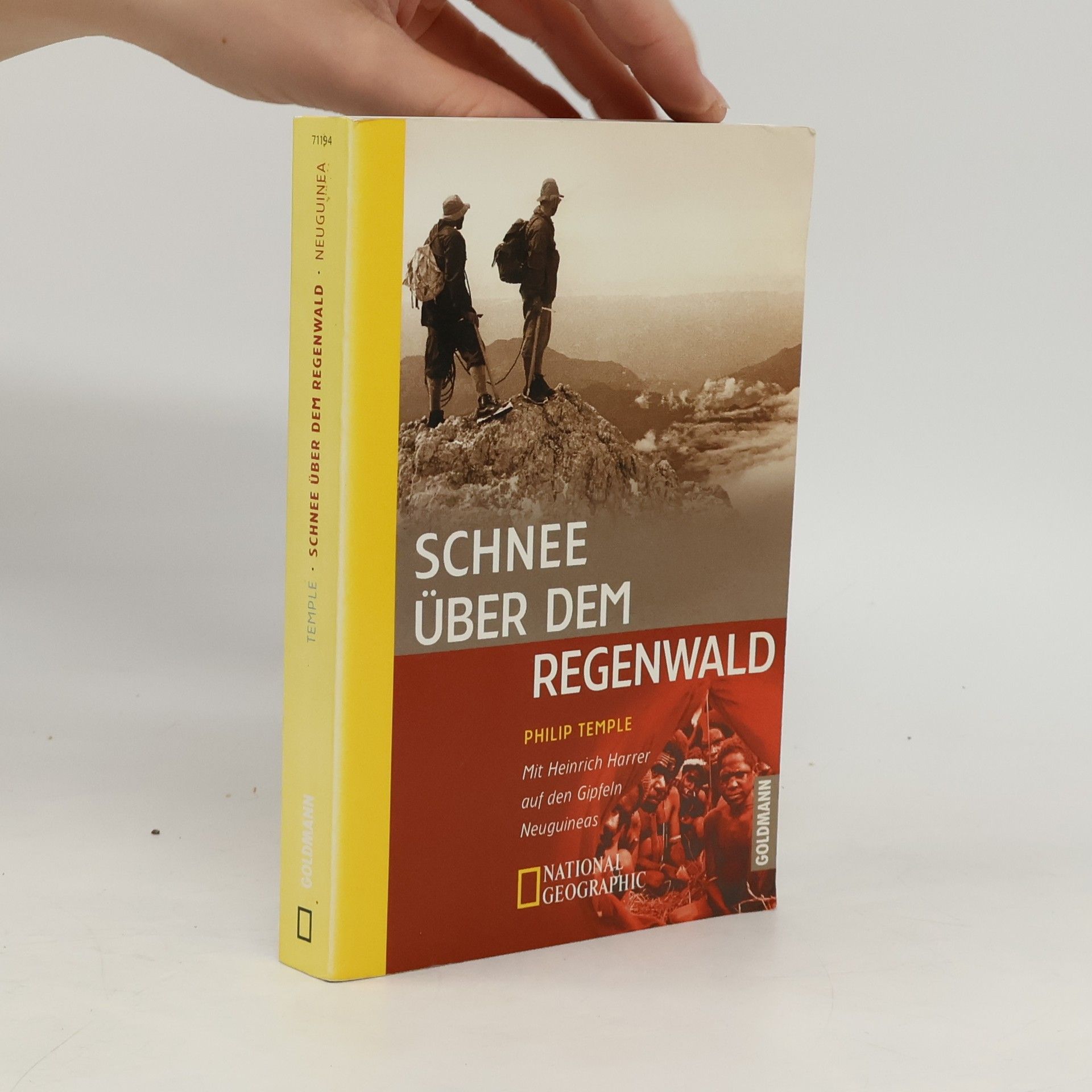 Schnee über dem Regenwald