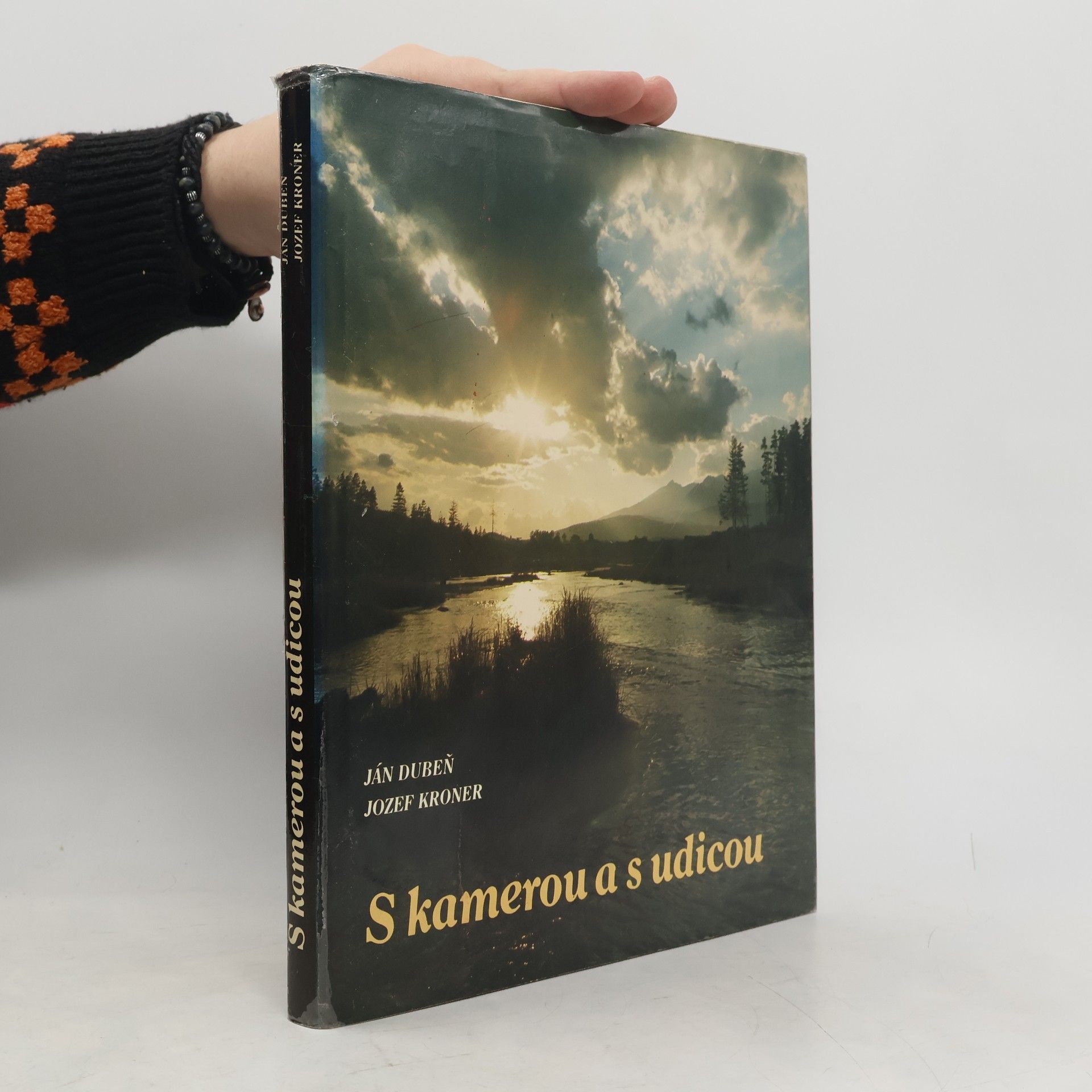 S kamerou a s udicou