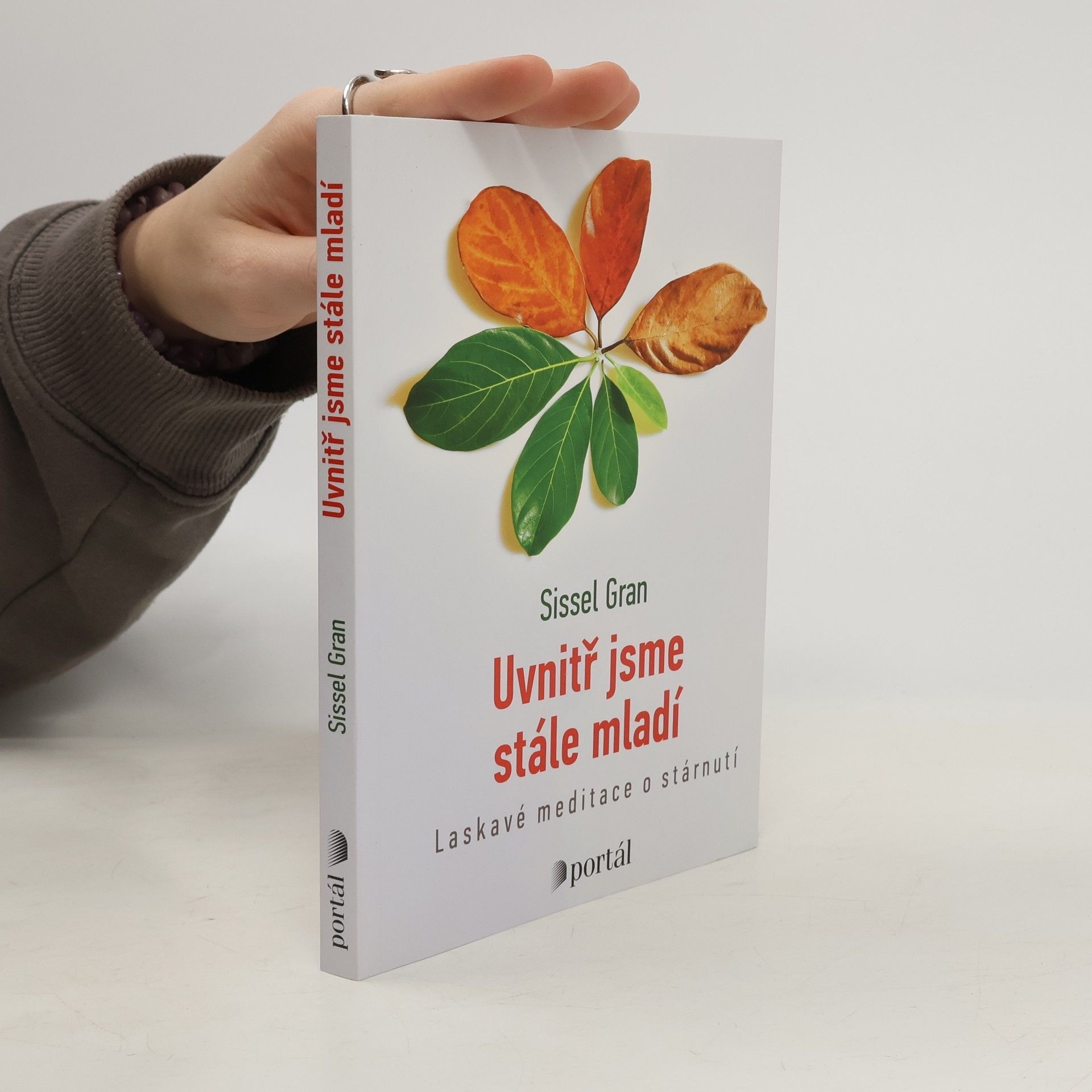 Uvnitř jsme stále mladí : laskavé meditace o stárnutí