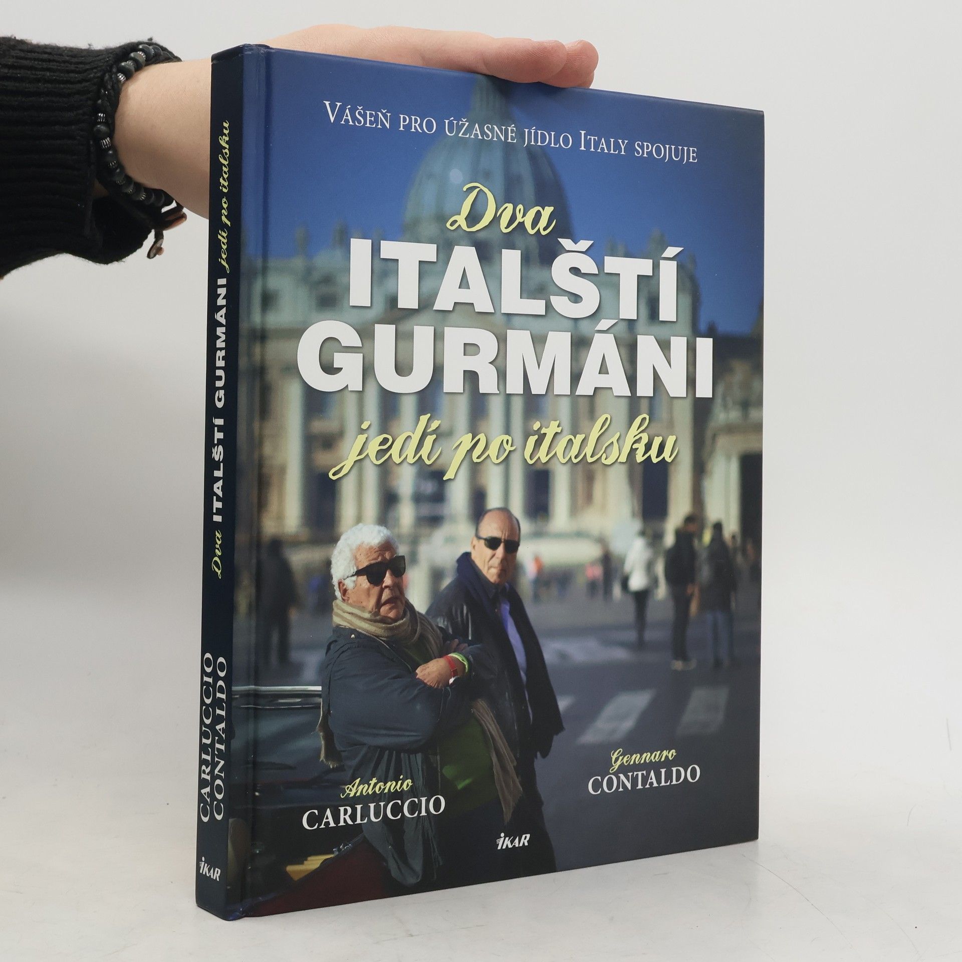 Antonio Carluccio Dva italští gurmáni jedí po italsku. Vášeň pro úžasné jídlo Italy spojuje