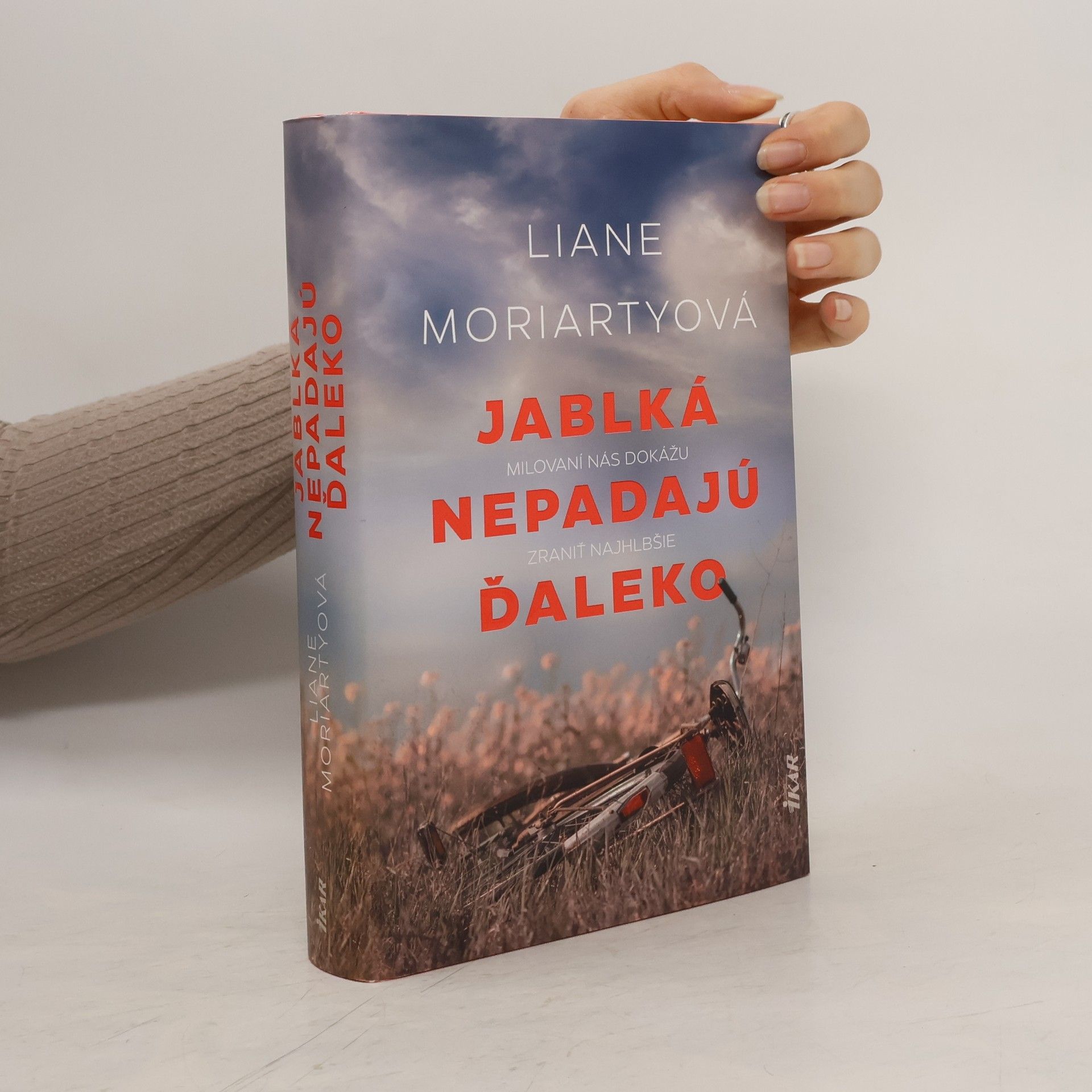 Autores varios Jablká nepadajú ďaleko