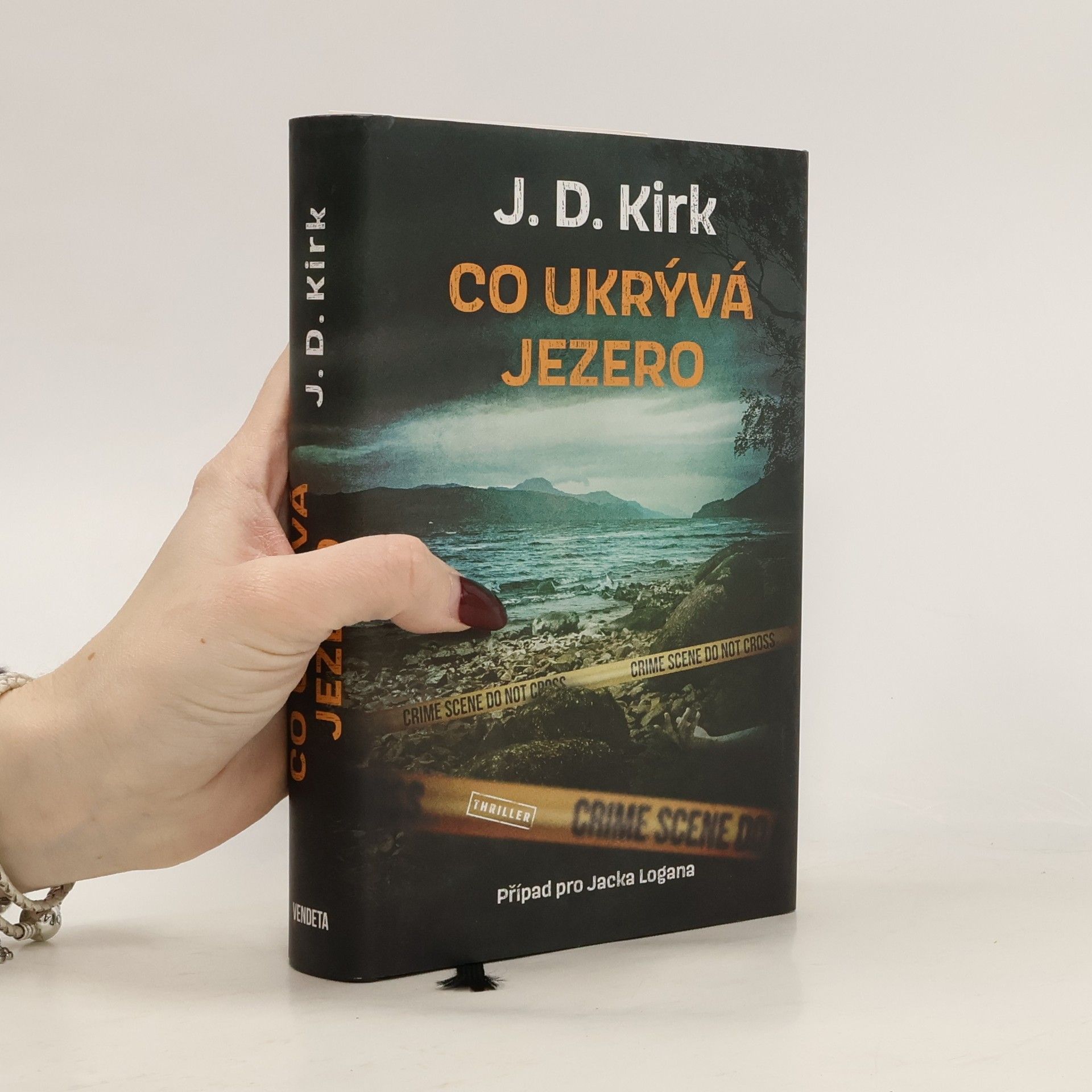 Barry Hutchison Co ukrývá jezero