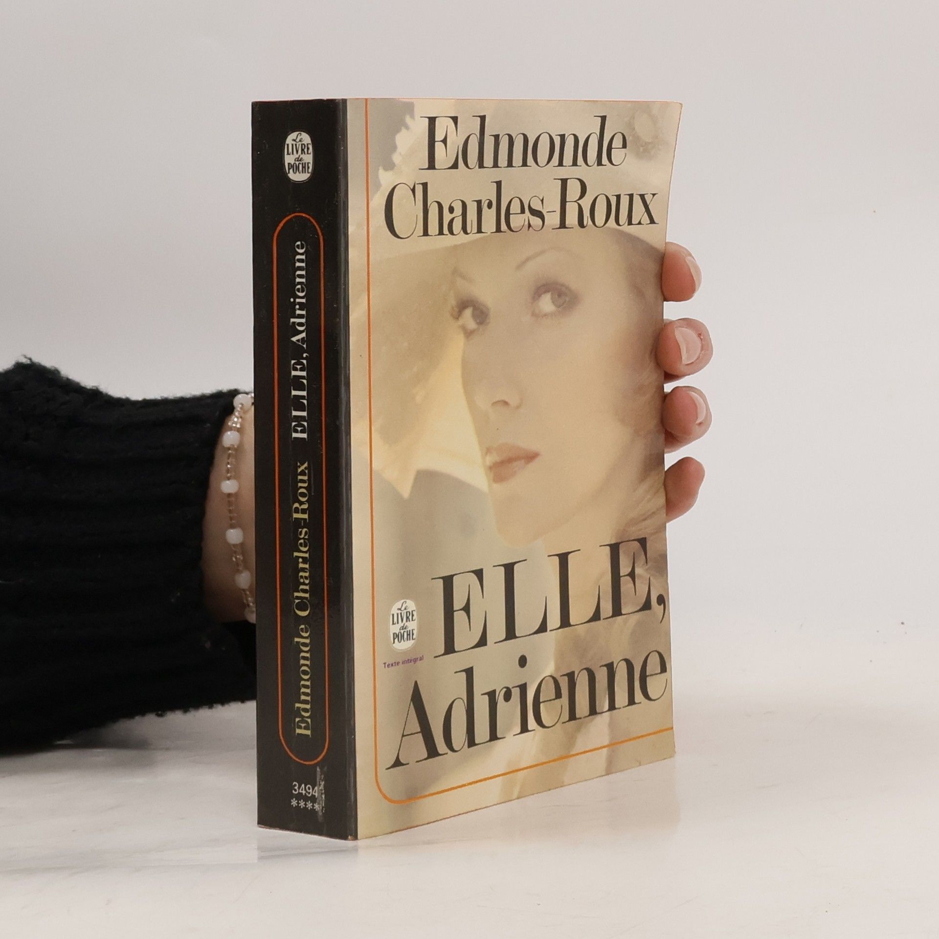 Elle, Adrienne
