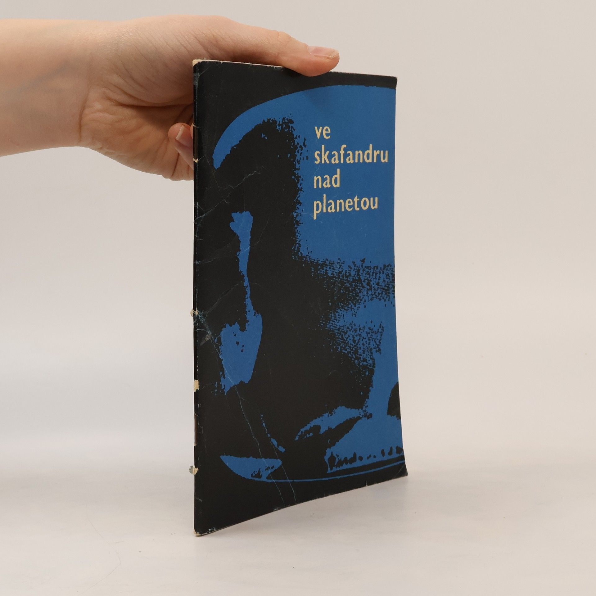 Ve skafandru nad planetou