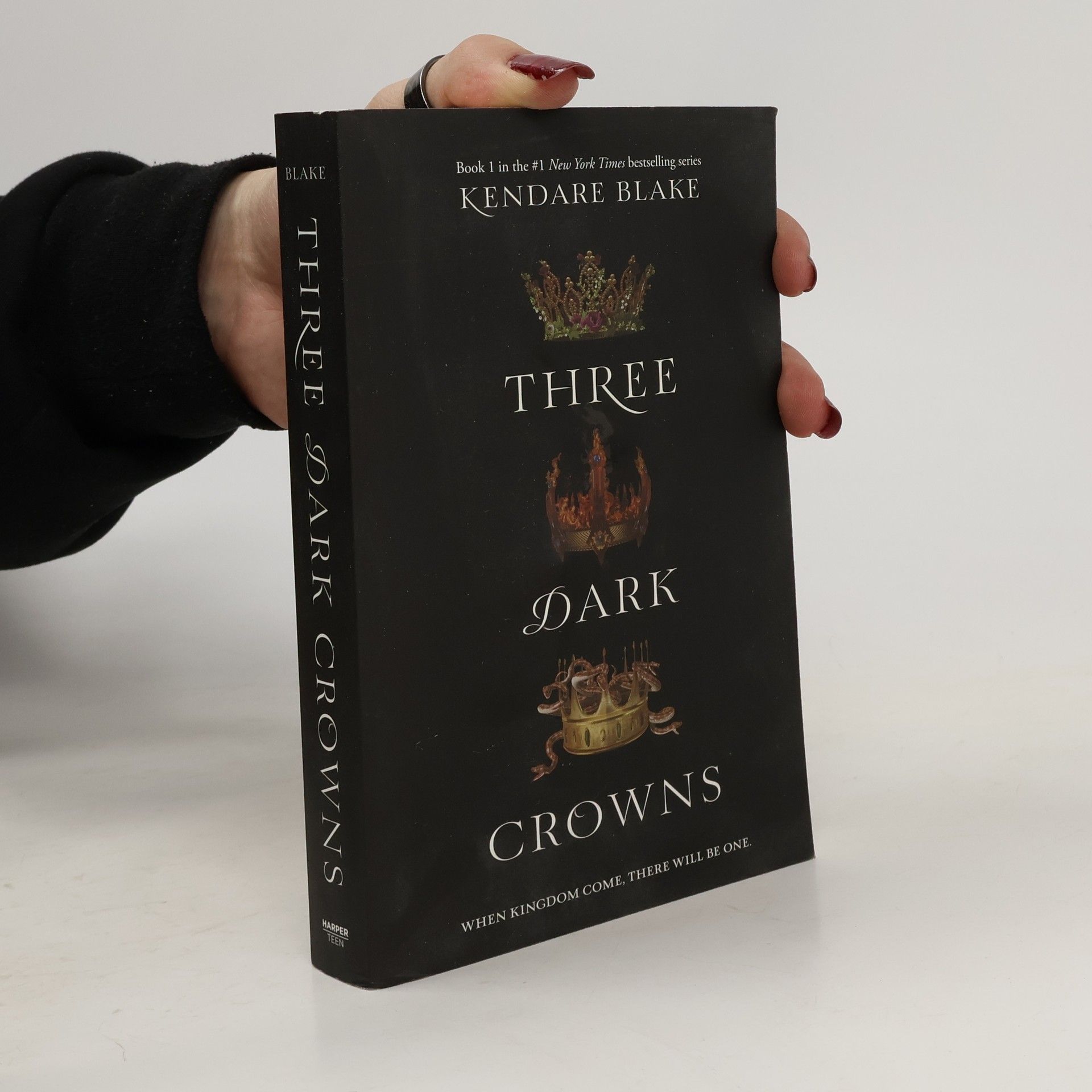 Kendare Blake Three Dark Crowns