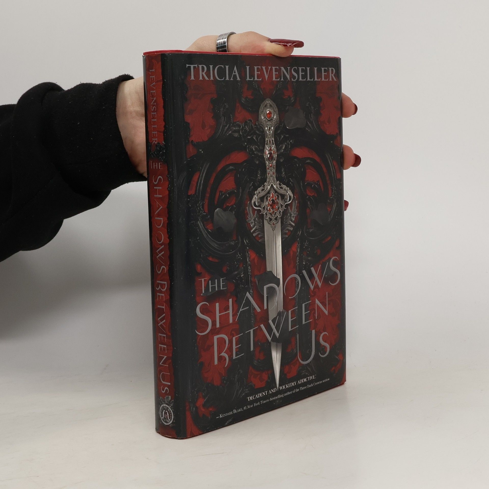 Tricia Levenseller The Shadows Between Us