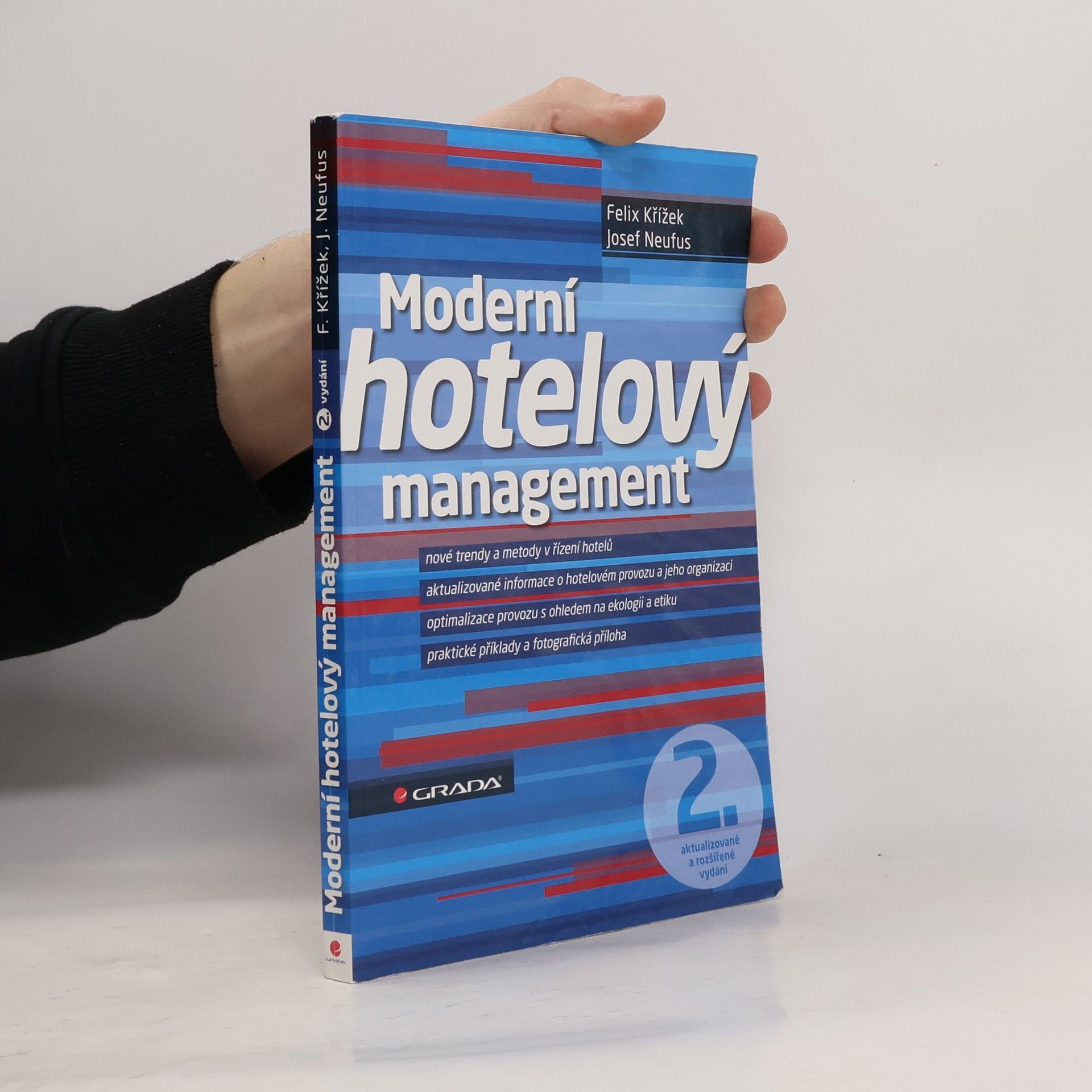 Moderní hotelový management : nové trendy a metody v řízení hotelů, aktualizované informace o hotelovém provozu a jeho organizaci, optimalizace provozu s ohledem na ekologii a etiku, praktické příklady a fotografická příloha