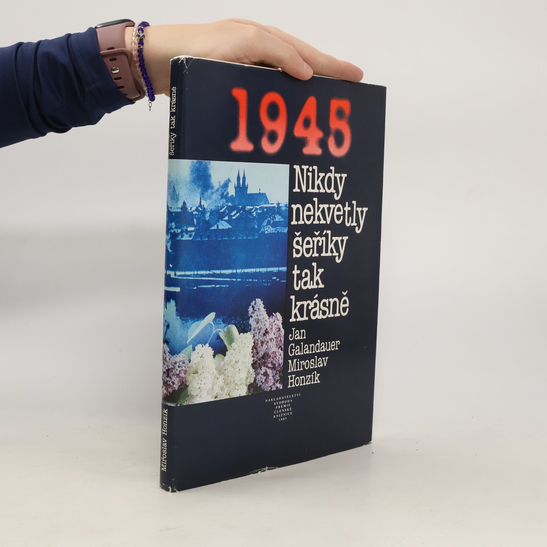 1945. Nikdy nekvetly šeříky tak krásně