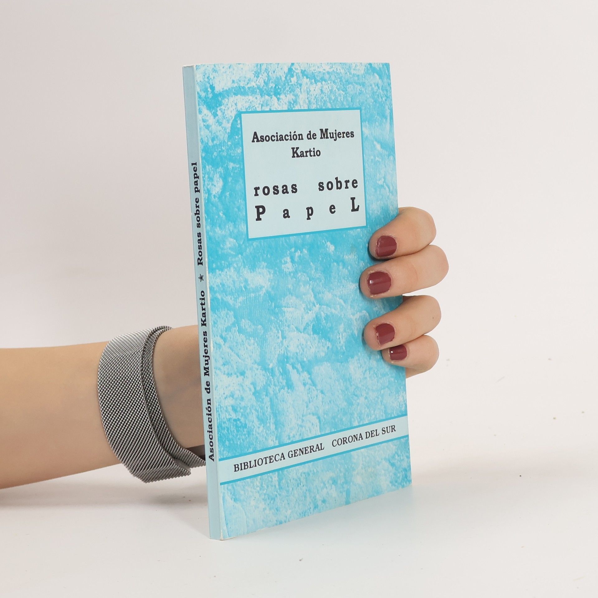 Asociación de Mujeres Kartio Rosas sobre papel