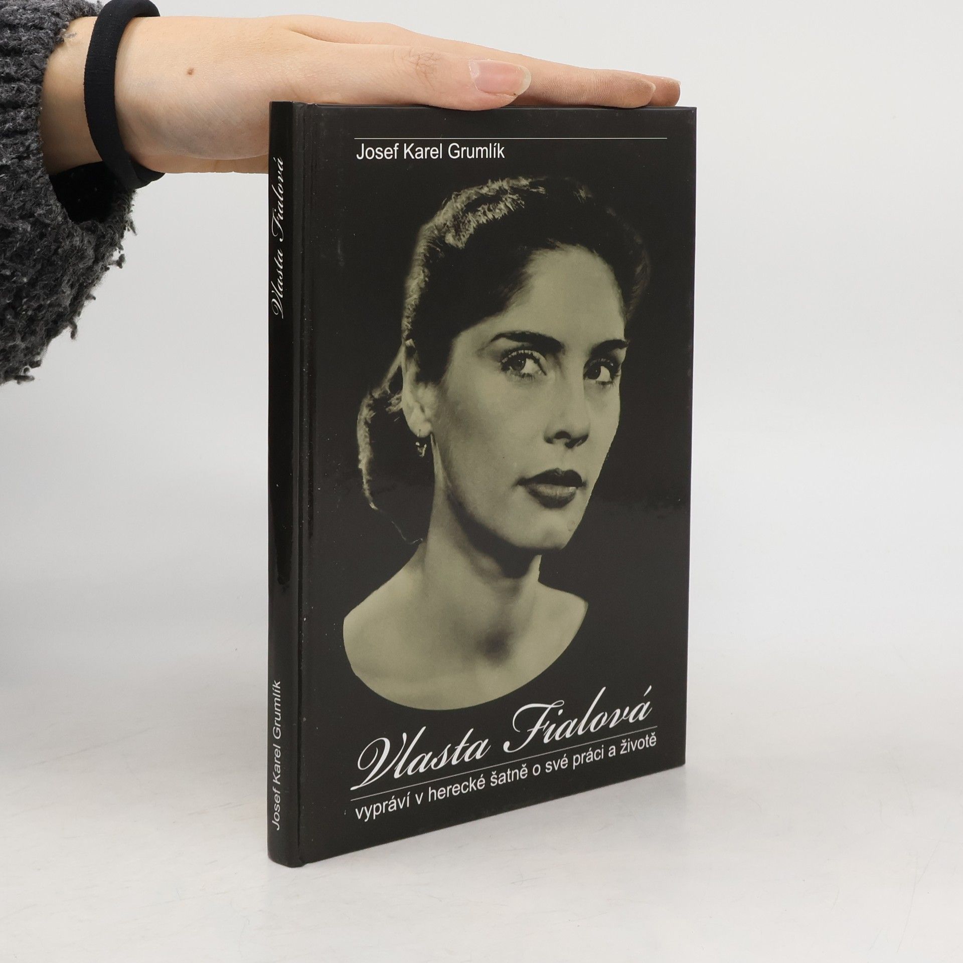 Vlasta Fialová Vlasta Fialová vypráví v herecké šatně o své práci a životě