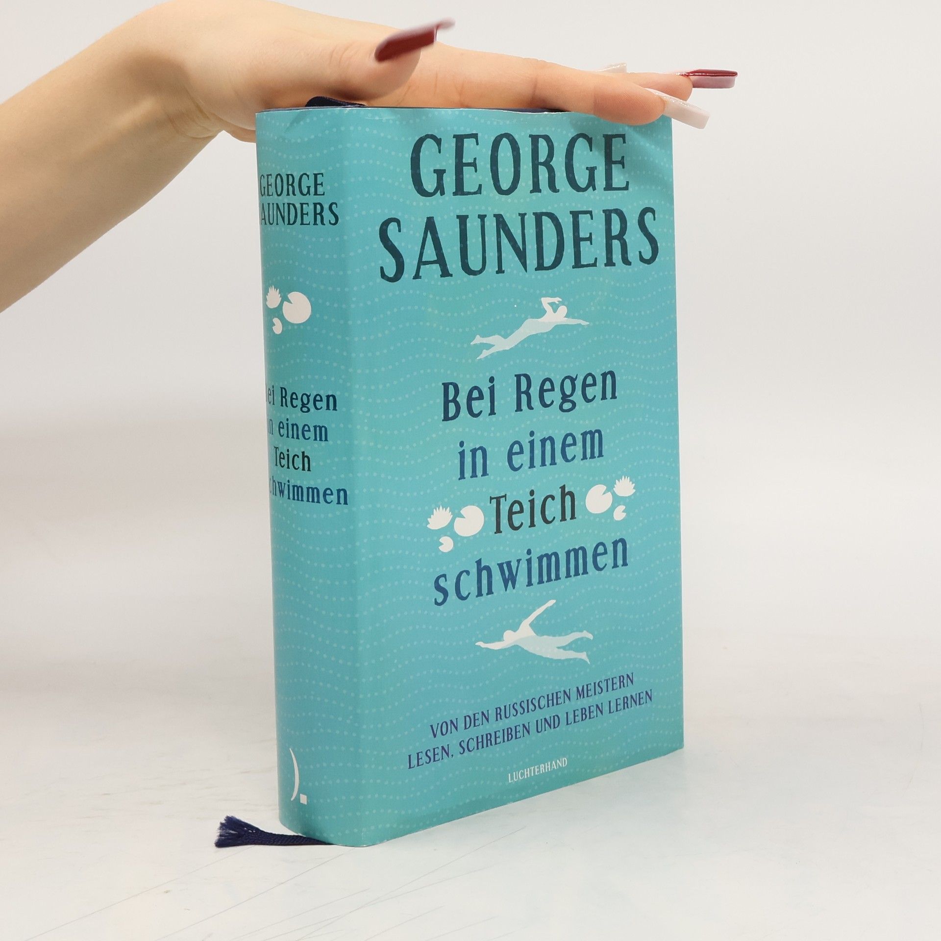 Bei Regen in einem Teich schwimmen