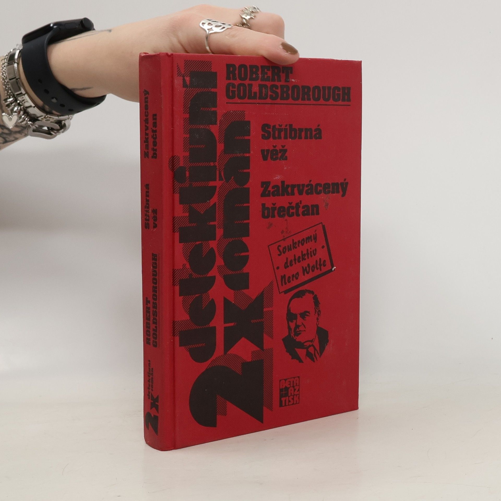 Robert Goldsborough Stříbrná věž. Zakrvácený břečťan