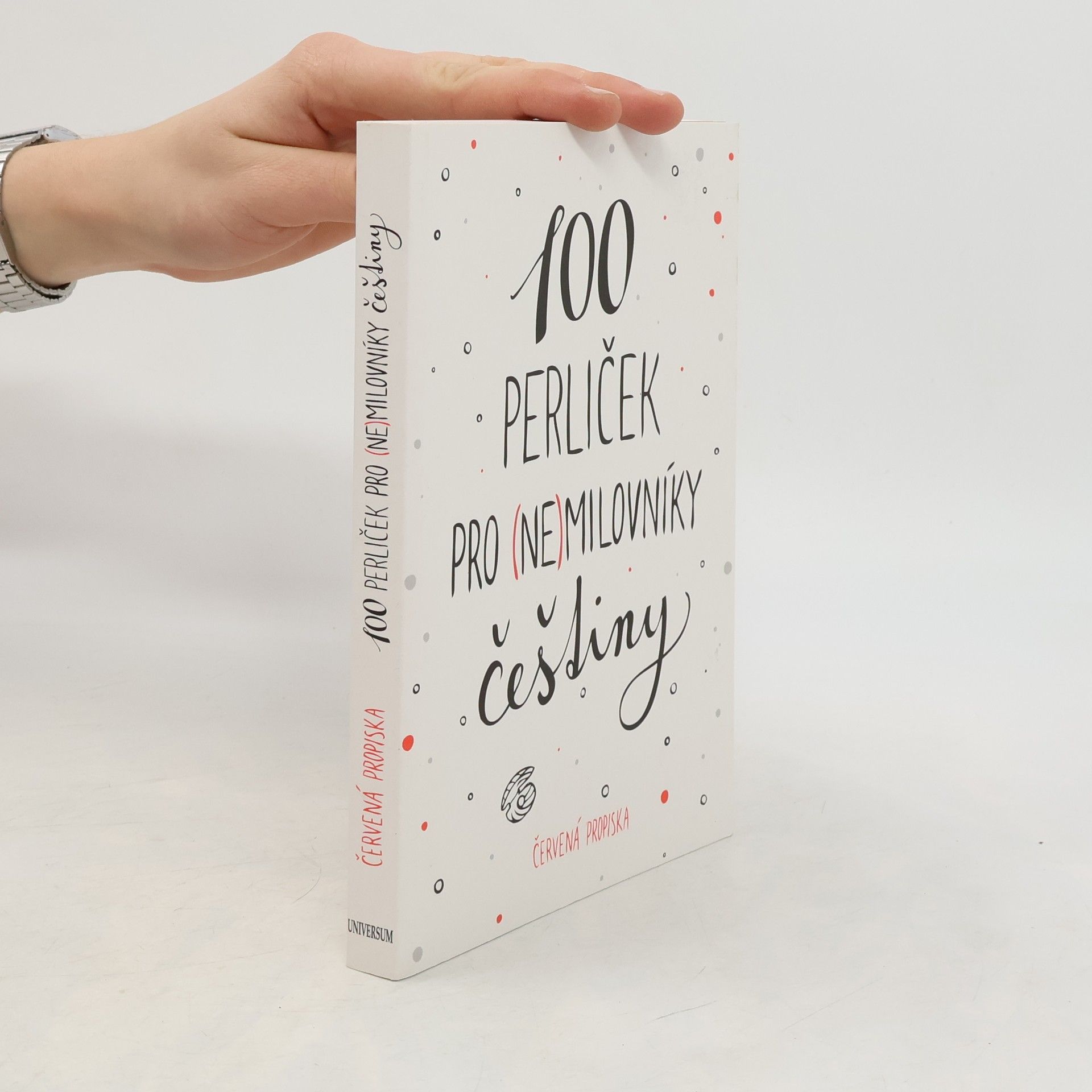 Karla Tchawou Tchuisseu 100 perliček pro (ne)milovníky češtiny