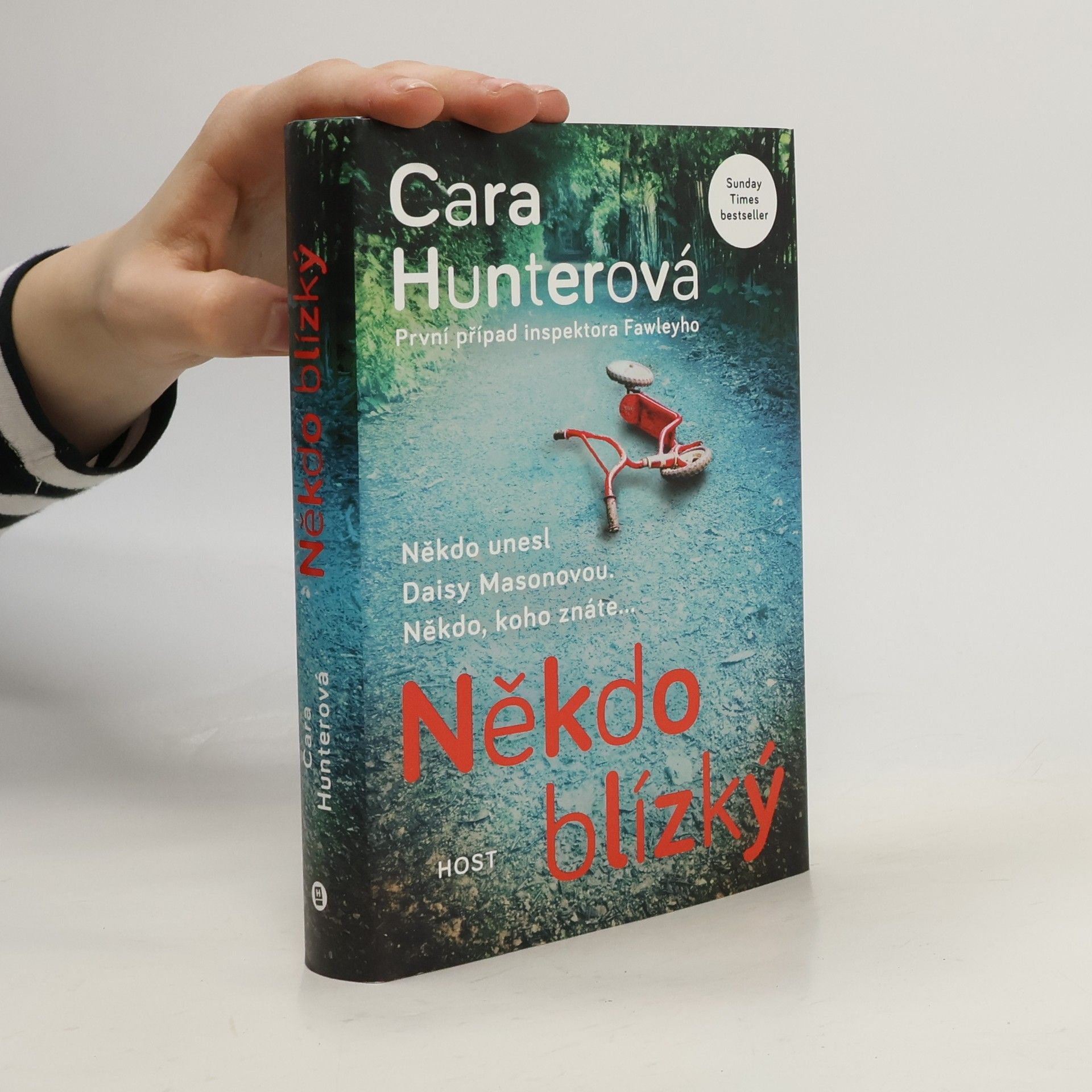 Někdo blízký. První případ inspektora Fawleyho