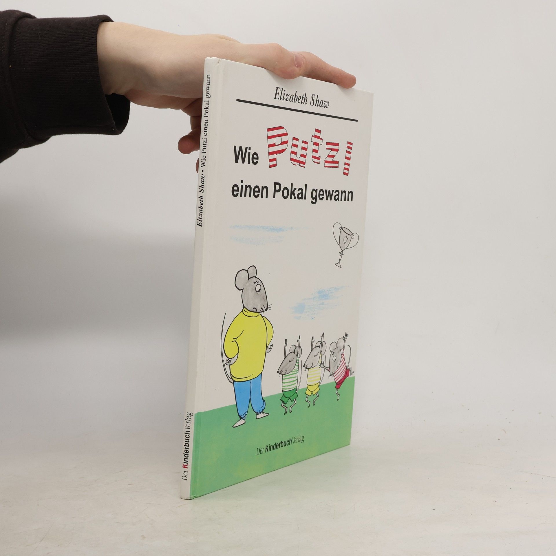 Elizabeth Shaw Wie Putzi einen Pokal gewann