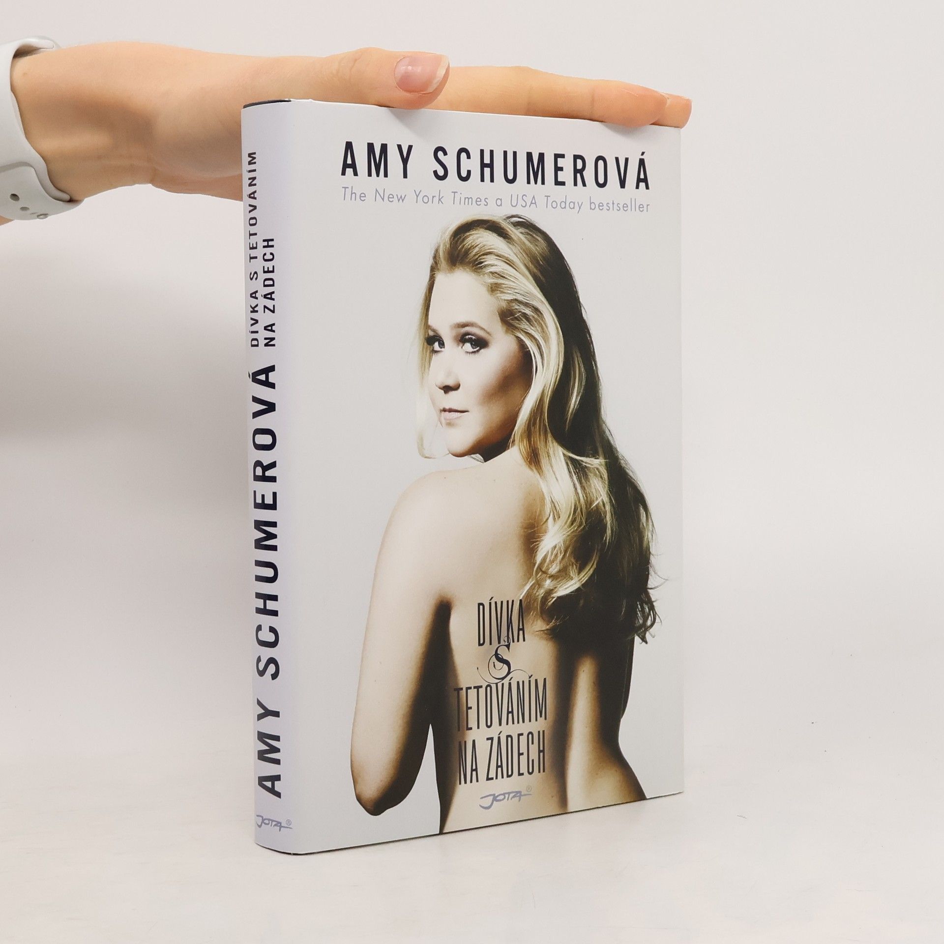 Dívka s tetováním na zádech