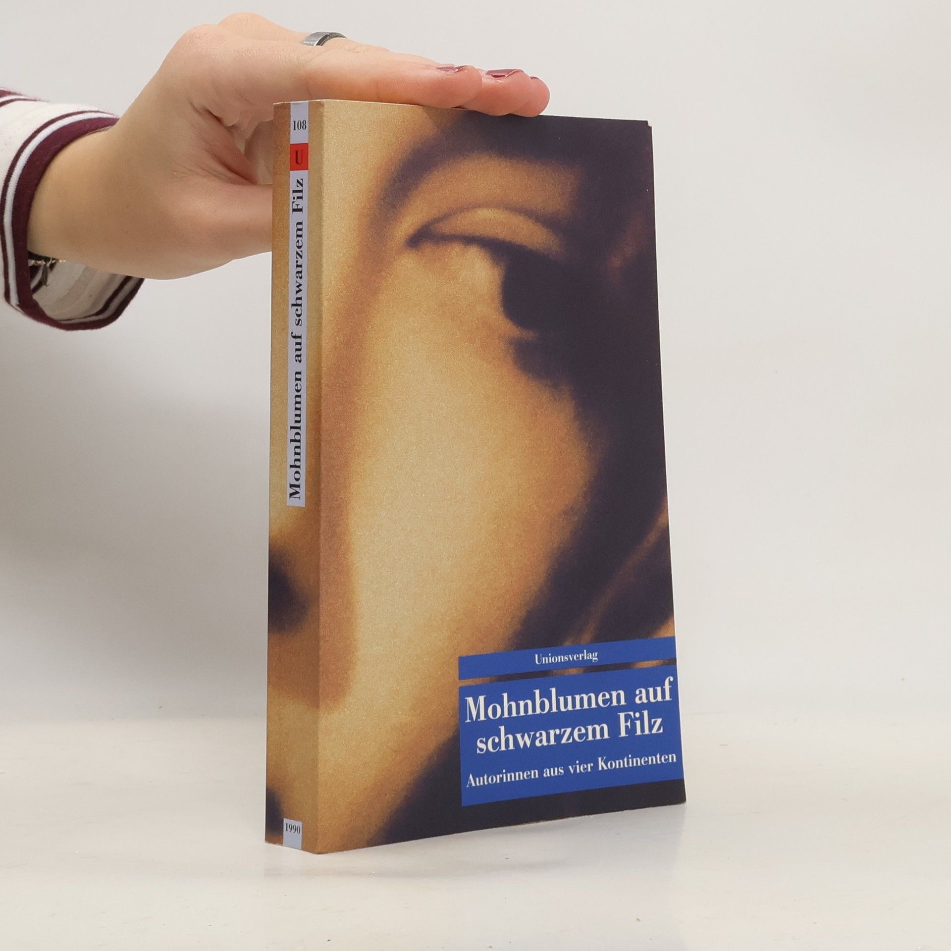 Mohnblumen auf schwarzem Filz