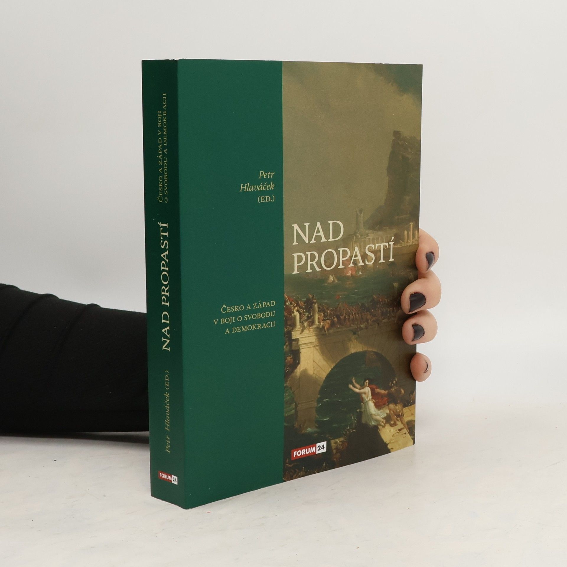 Petr Hlaváček Nad propastí: Česko a Západ v boji o svobodu a demokracii