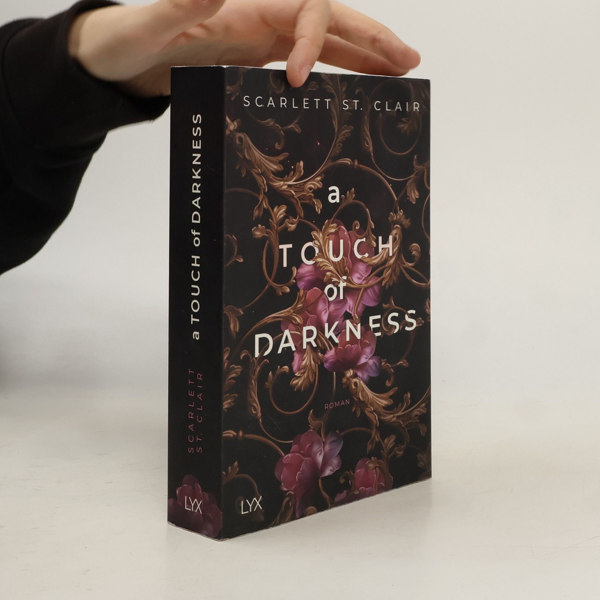 Scarlett St. Clair A Touch of Darkness