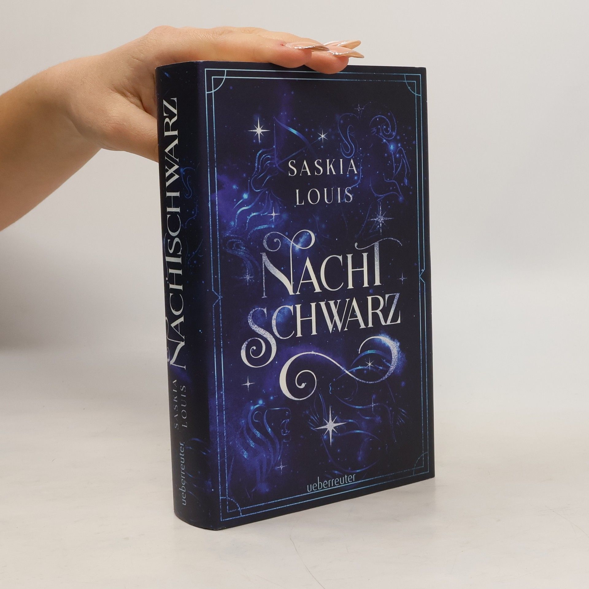 Saskia Louis Nachtschwarz (Nachtschwarz-Sternenhell, Bd. 1) Aufregende Urban-Fantasy-Dilogie über die Magie der Sterne und eine große Liebe – Buchumschlag mit Perlmuttglanzeffekt + Character Card in der 1. Auflage!