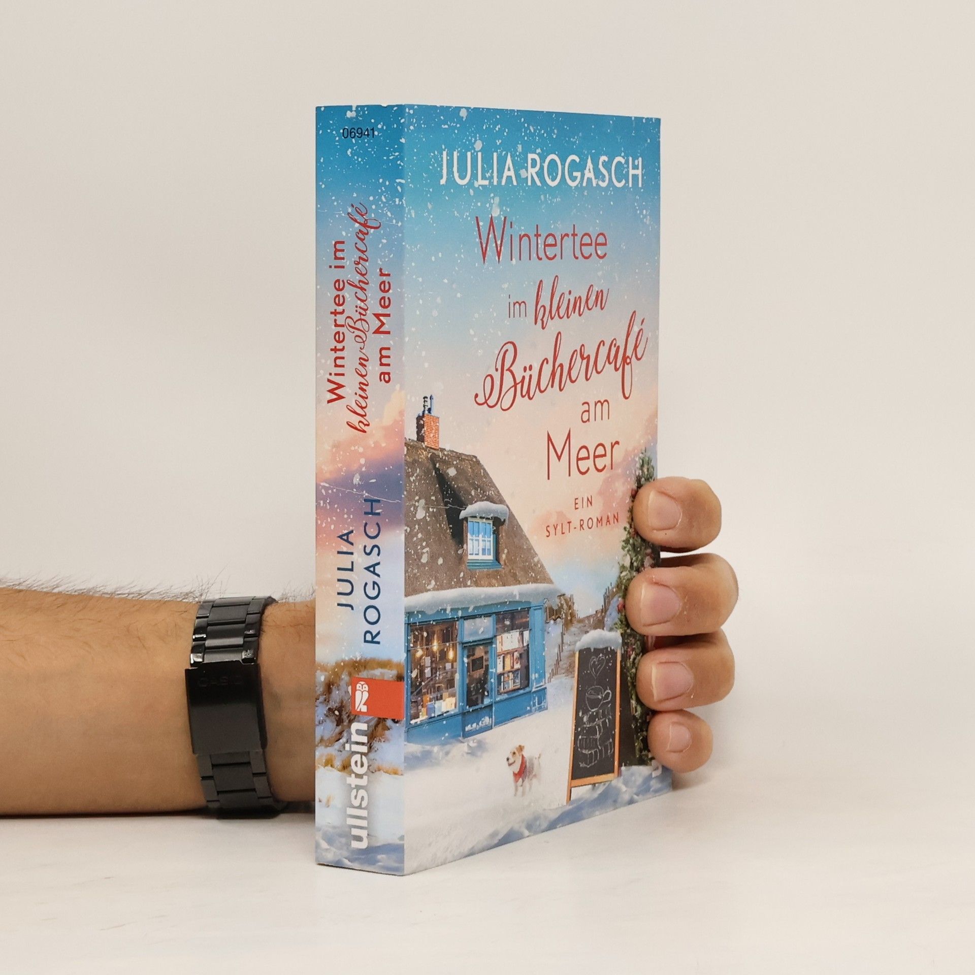 Wintertee im kleinen Büchercafé am Meer