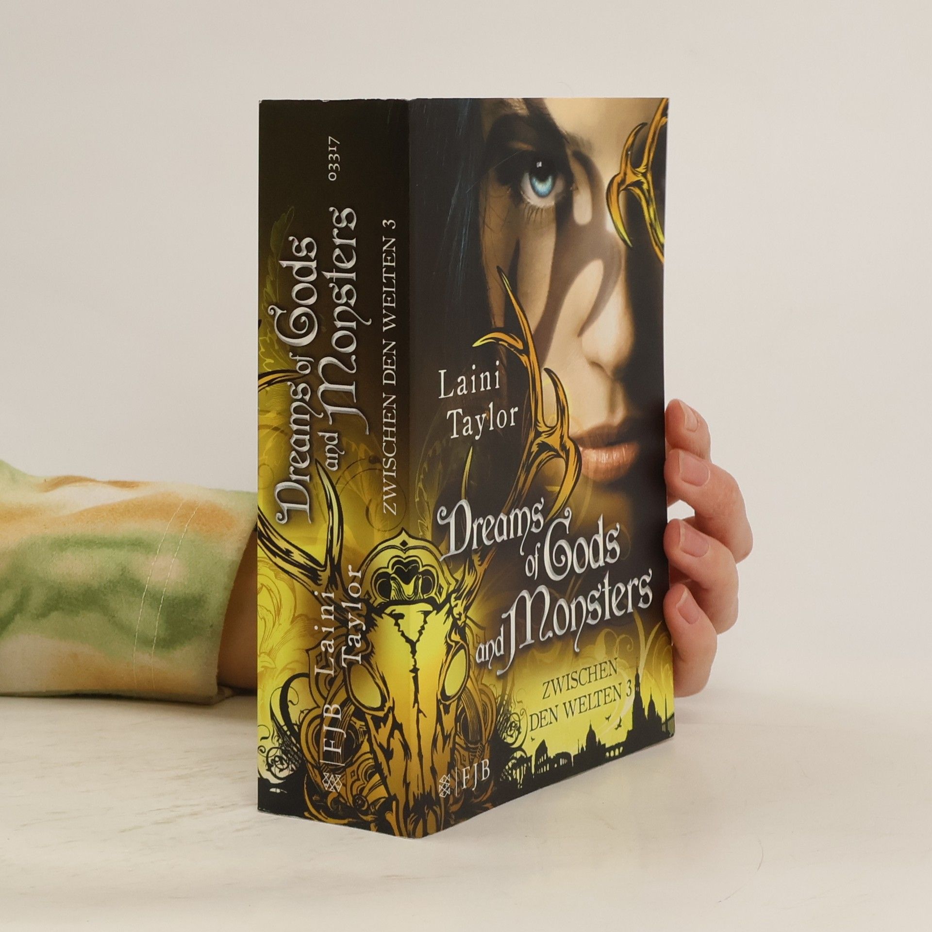 Laini Taylor Dreams of gods and monsters