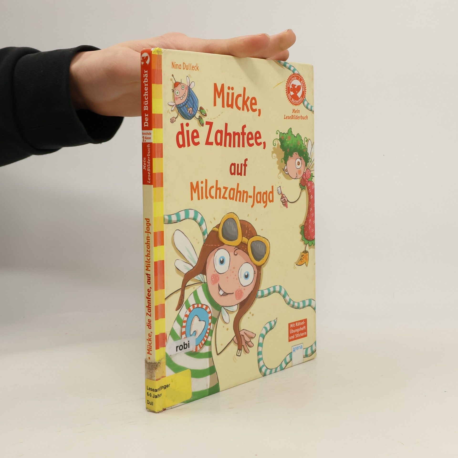 Mücke, die Zahnfee, auf Milchzahn-Jagd