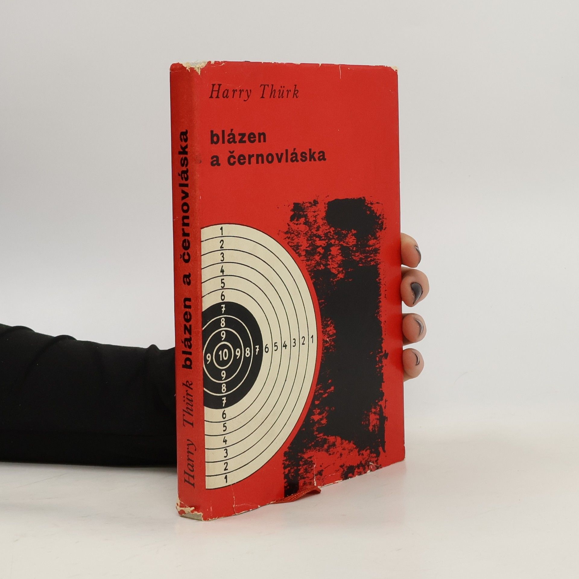 Blázen a černovláska