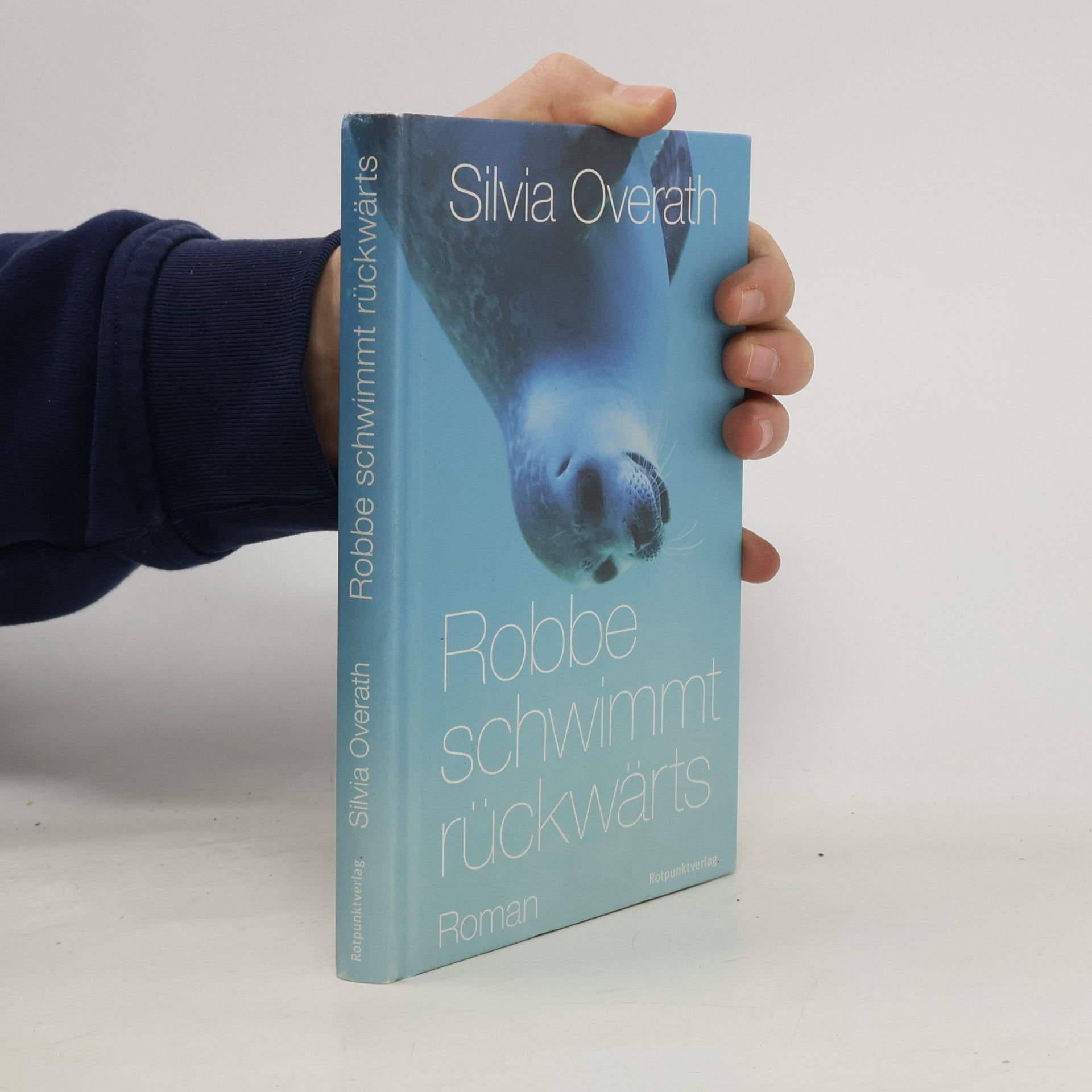 Silvia Overath Robbe schwimmt rückwärts