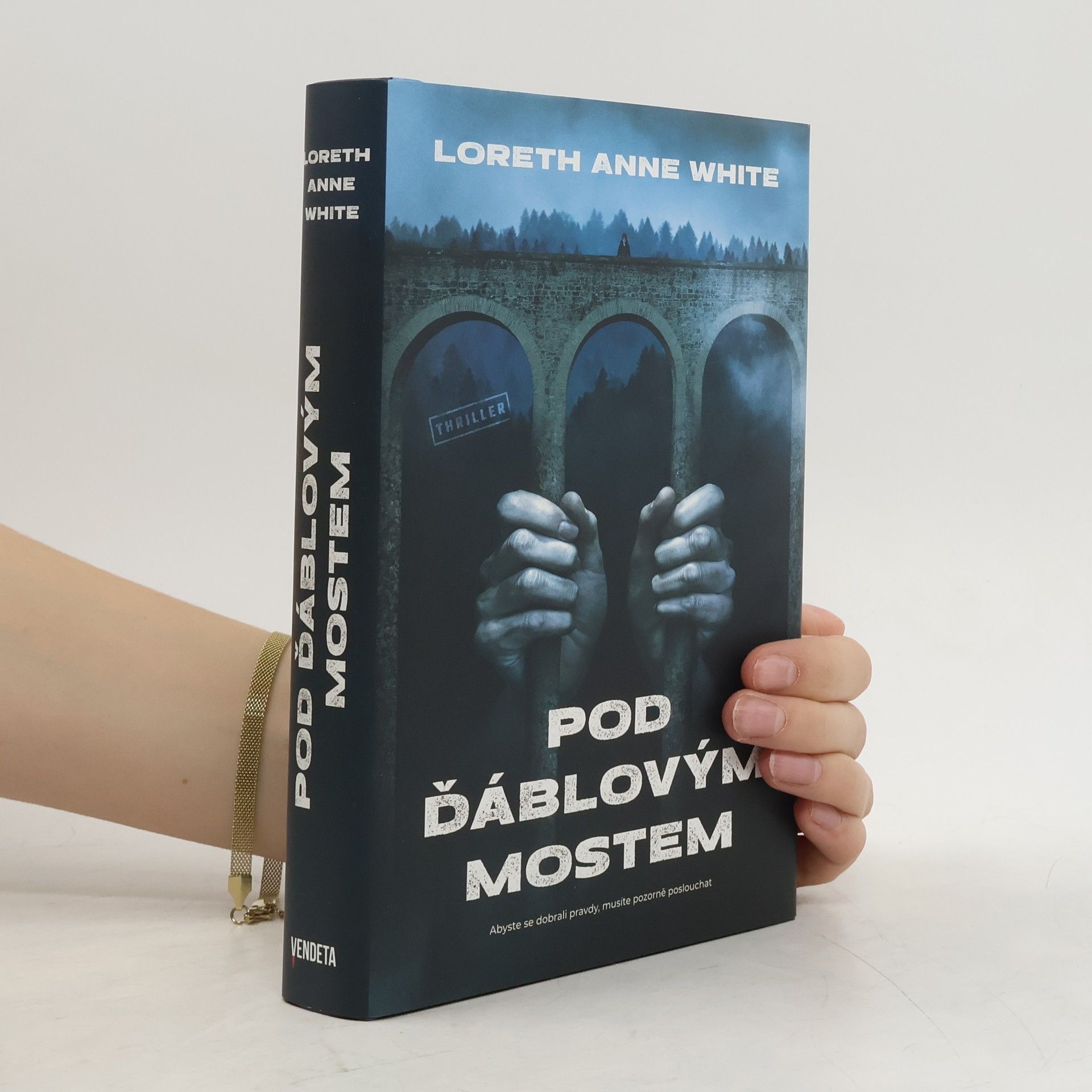 Loreth Anne White Pod ďáblovým mostem