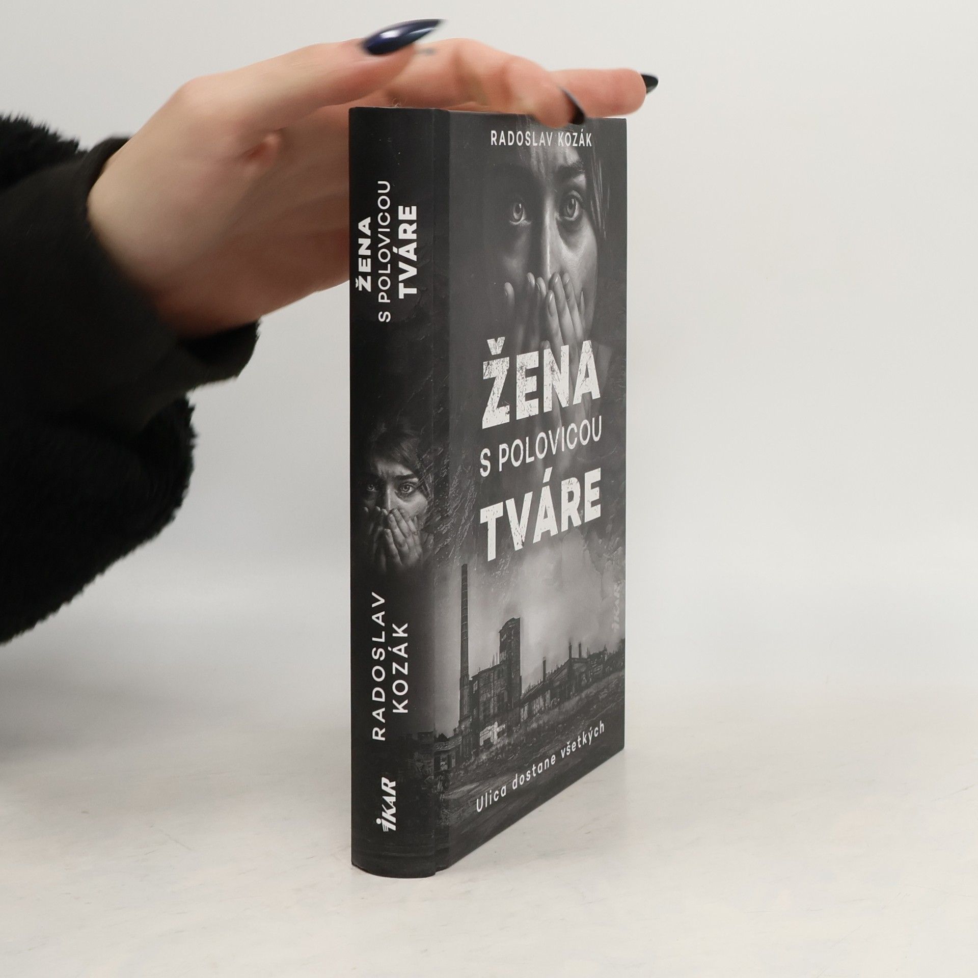 Žena s polovicou tváre