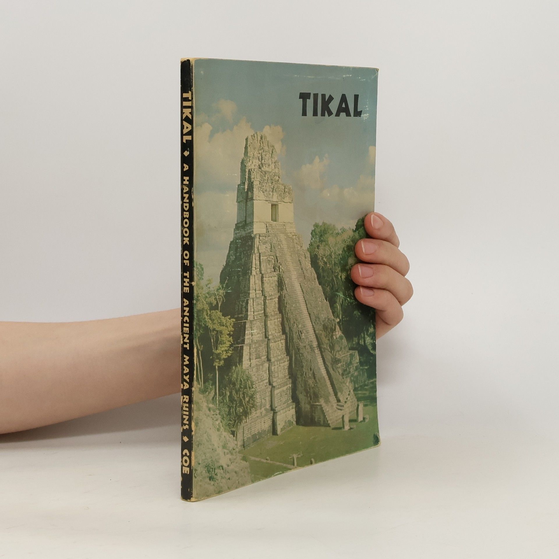 William R. Coe Tikal. A Handbook of the Ancient Maya Ruins