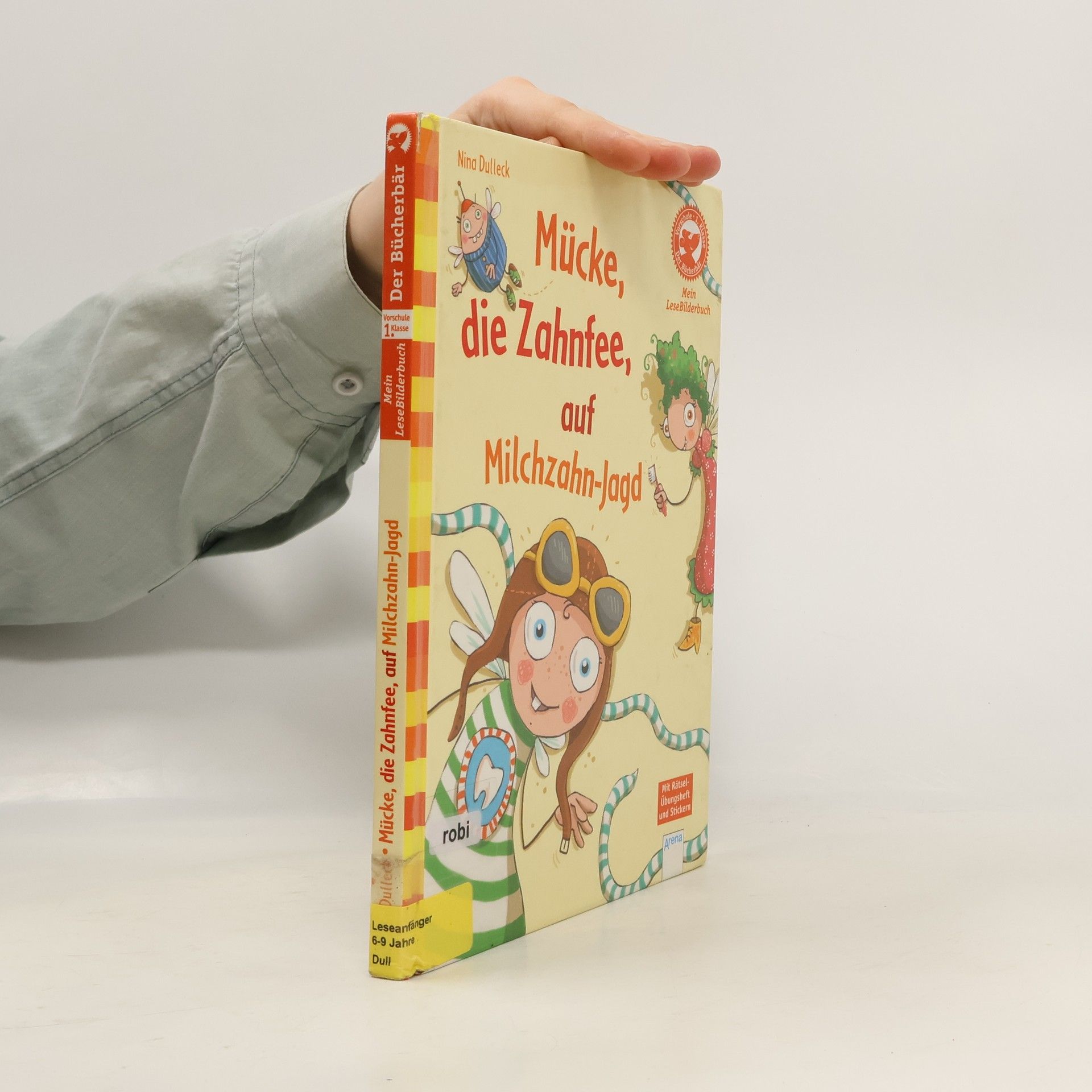 Mücke, die Zahnfee, auf Milchzahn-Jagd