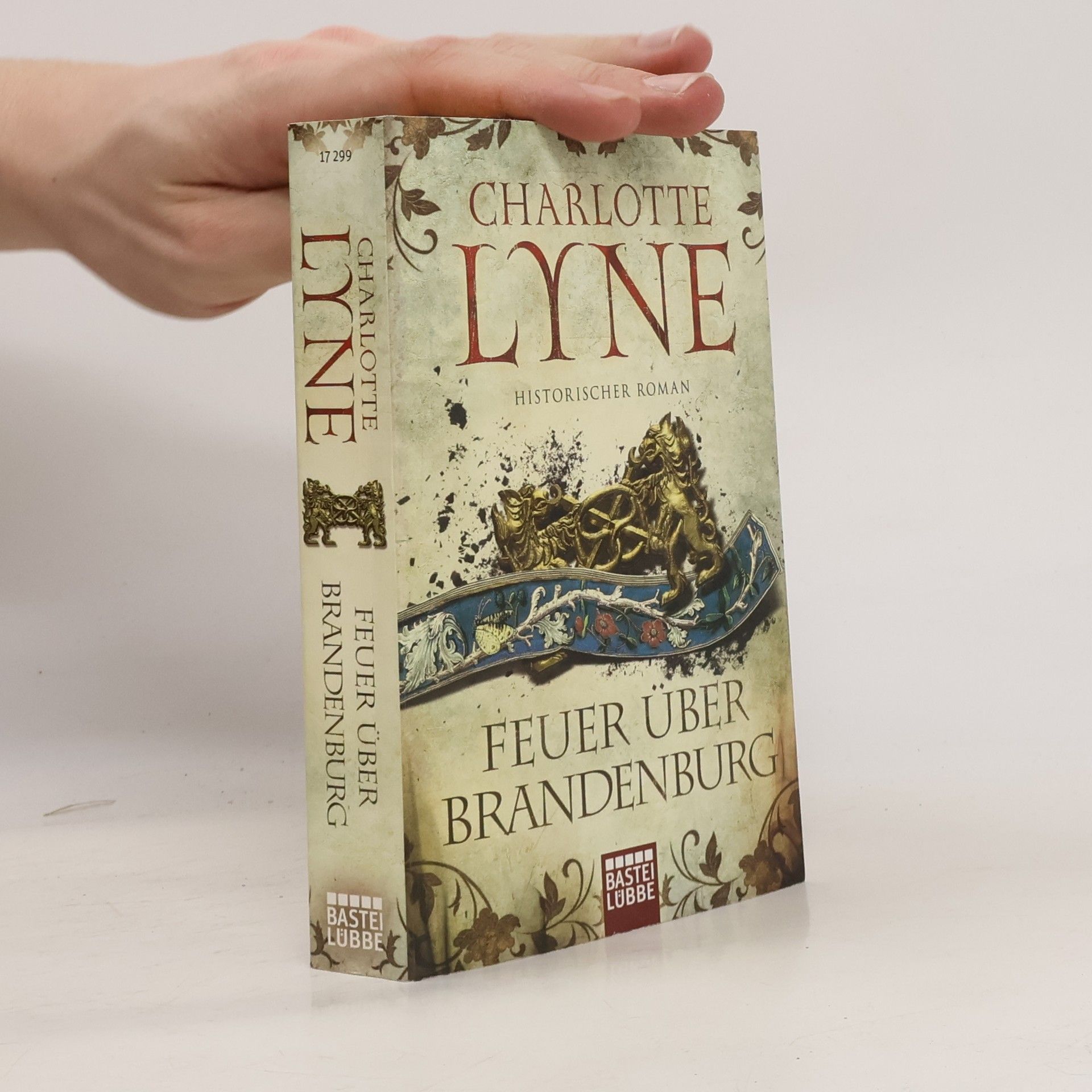 Charlotte Lyne Feuer über Brandenburg