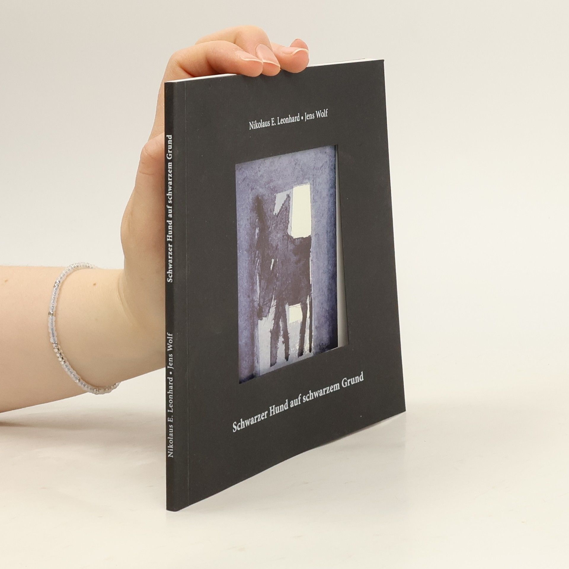 Schwarzer Hund auf schwarzem Grund