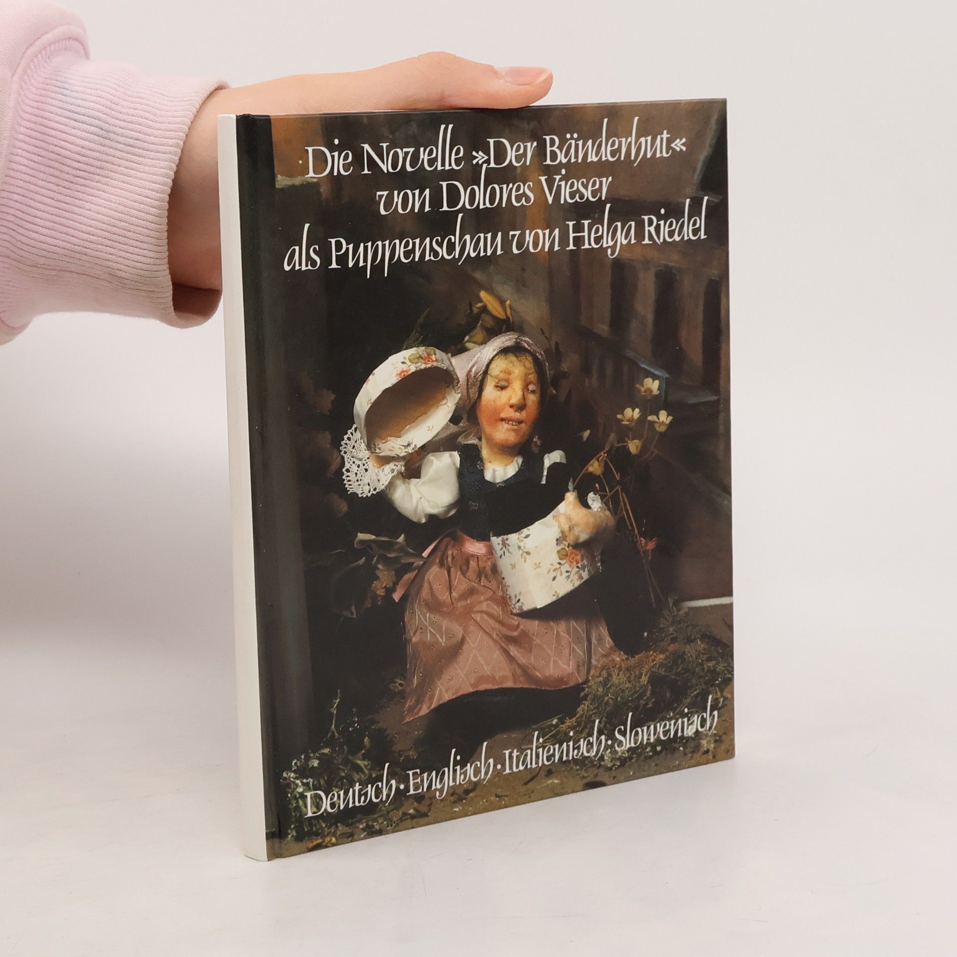 Die Novelle Der Bänderhut von Dolores Vieser als Puppenschau von Helga Riedel - Deutsch, Englisch, Italienisch, Slowenisch