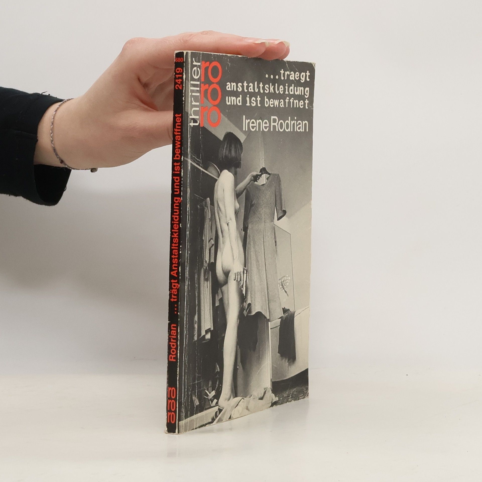 Irene Rodrian ... trägt Anstaltskleidung und ist bewaffnet