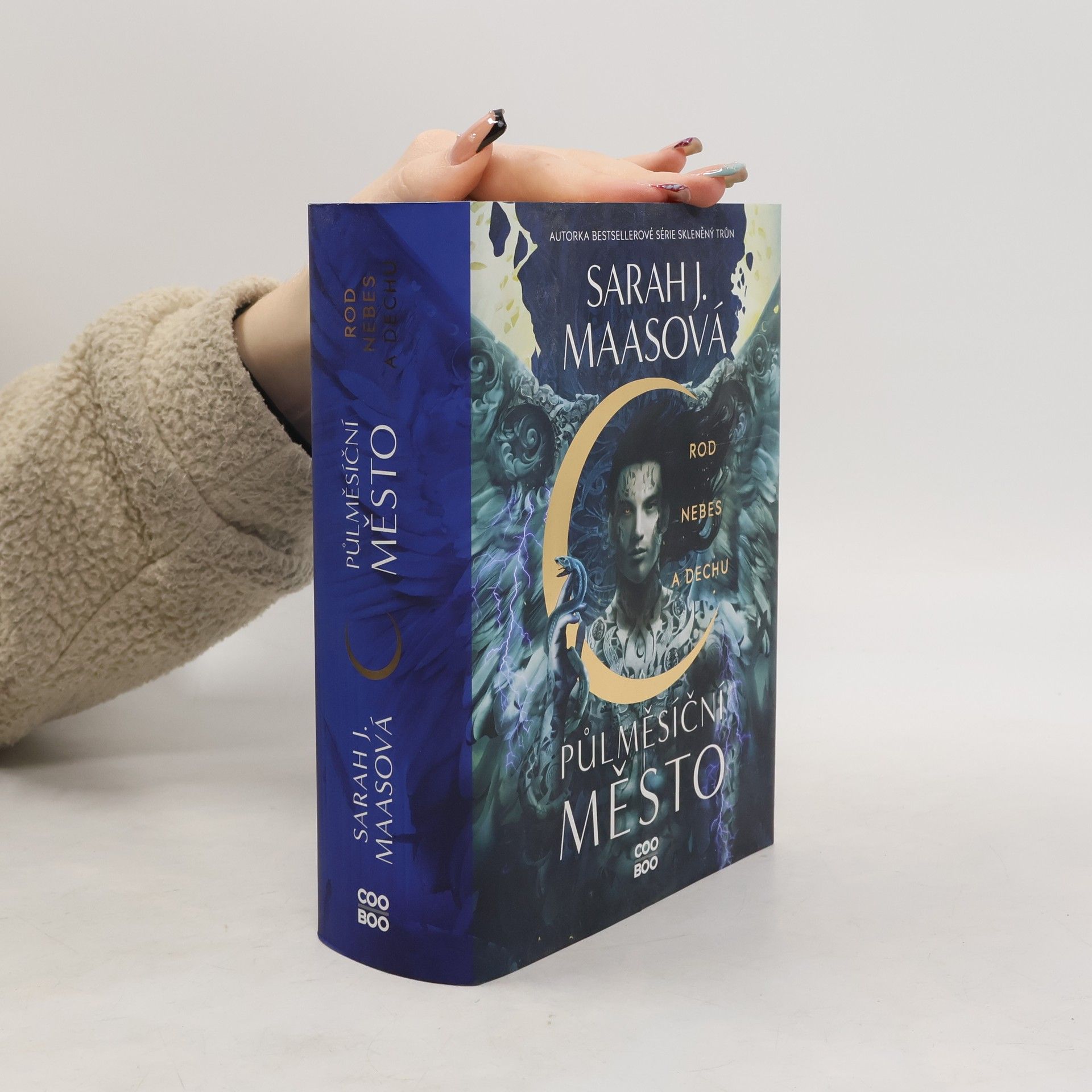 Sarah J. Maas Půlměsíční město. Rod nebes a dechu