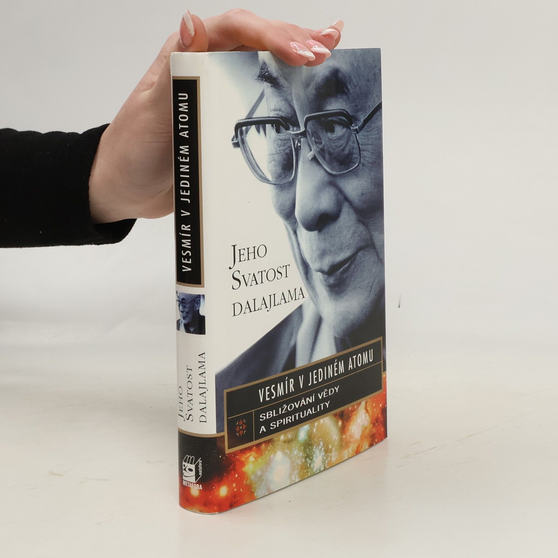 Lumír Mikulka Vesmír v jediném atomu: Sbližování vědy a spirituality