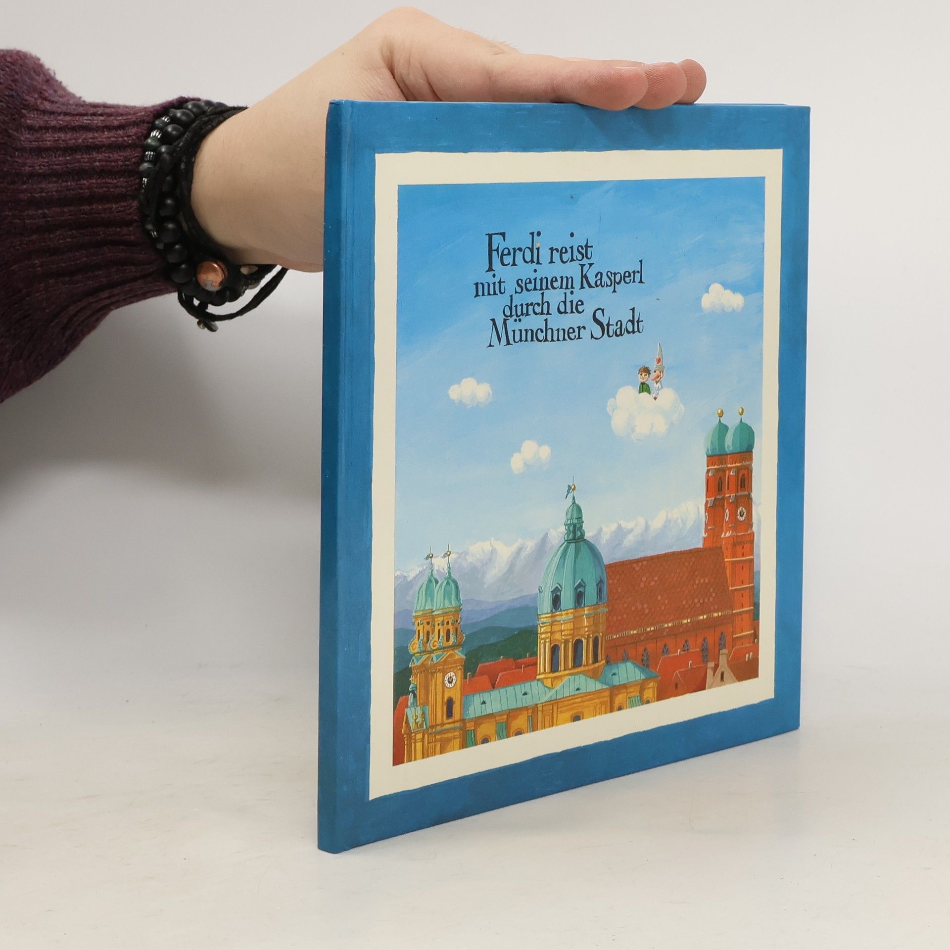 Ferdi reist mit seinem Kasperl durch die Münchner Stadt