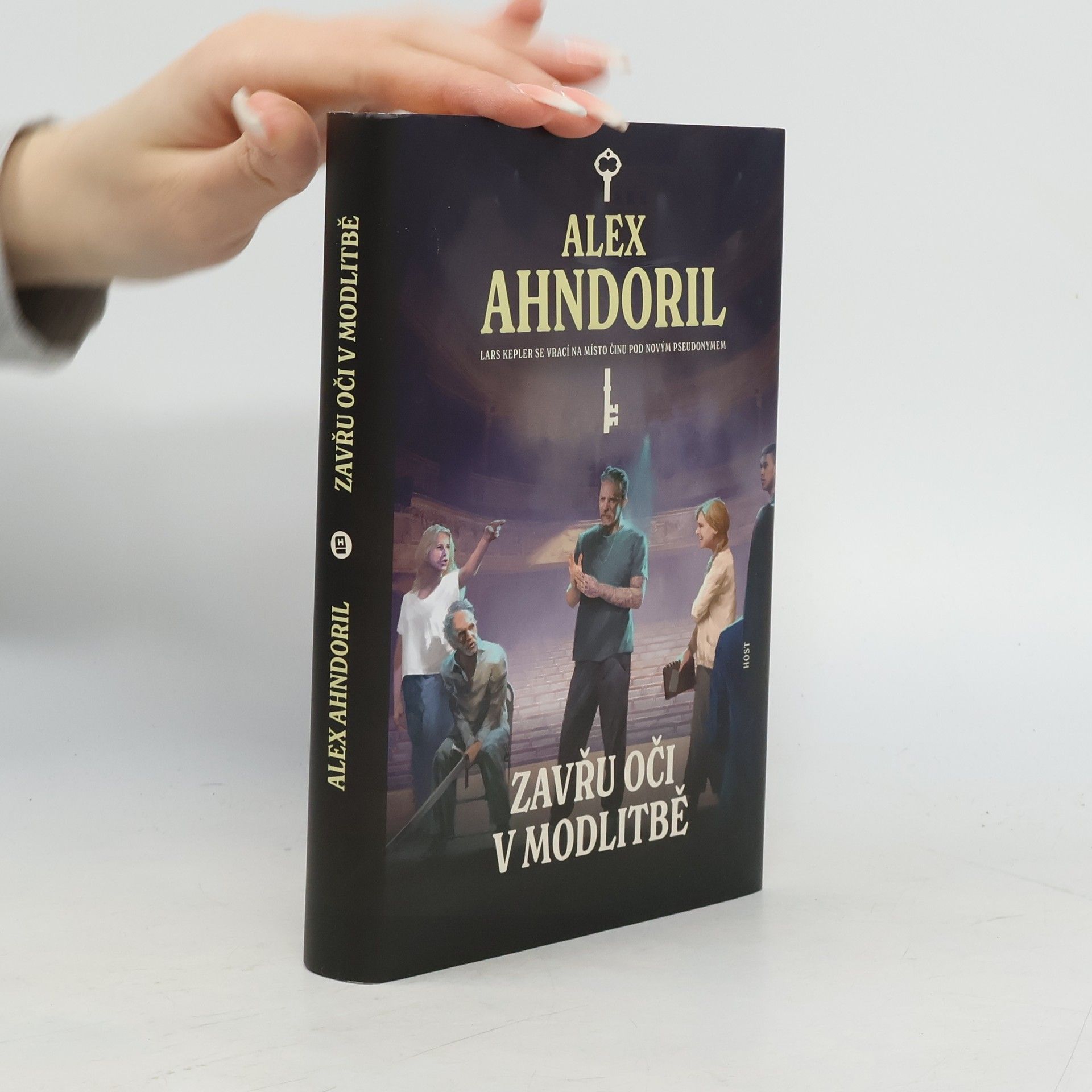 Lars Kepler Zavřu oči v modlitbě