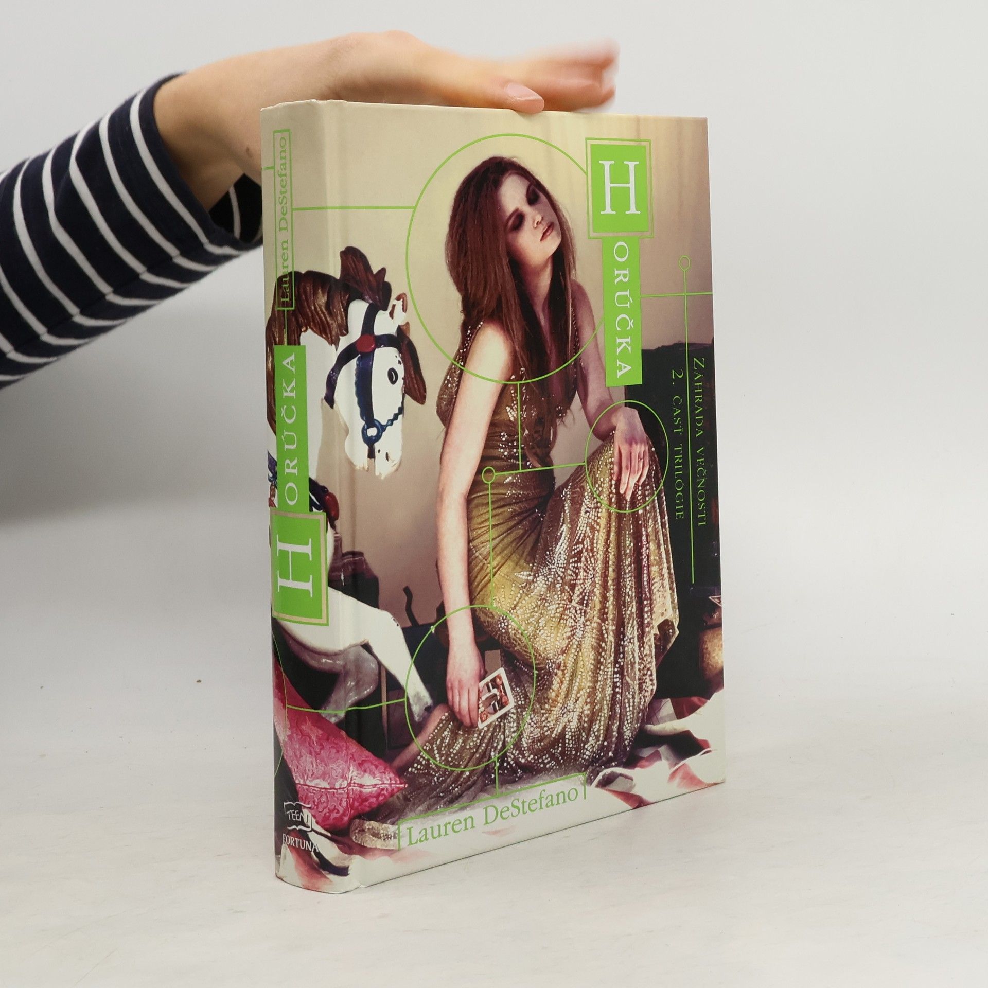 Lauren DeStefano Záhrada večnosti 2. Horúčka