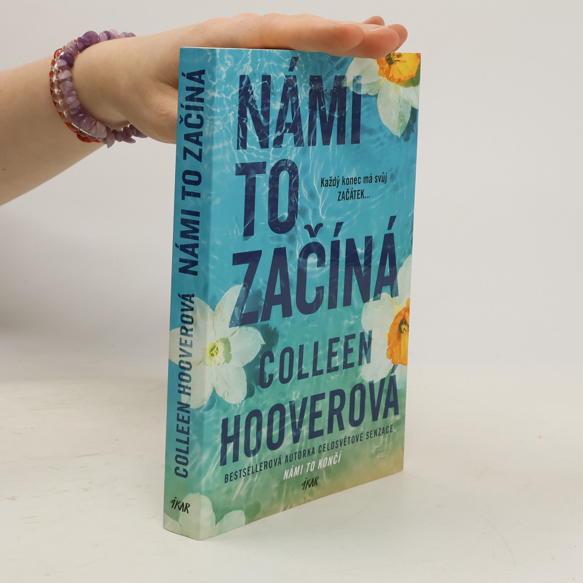 Colleen Hoover Námi to začíná