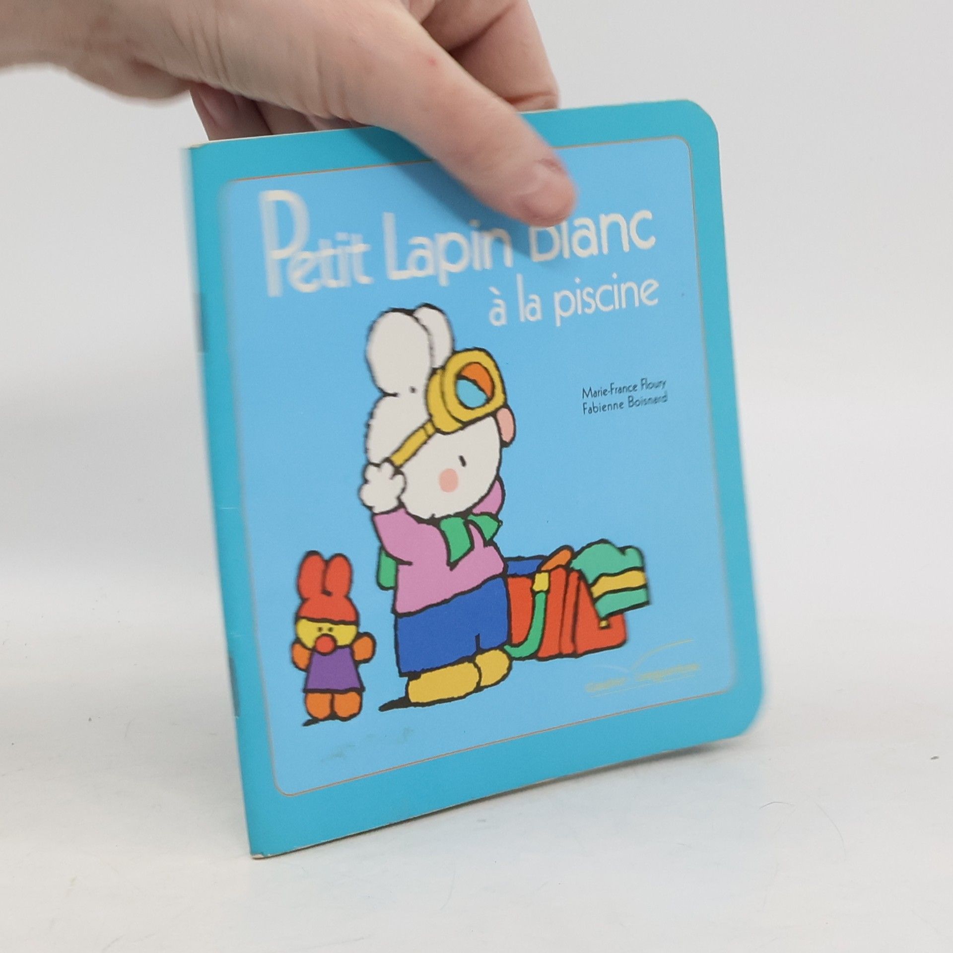 Petit Lapin Blanc à la piscine