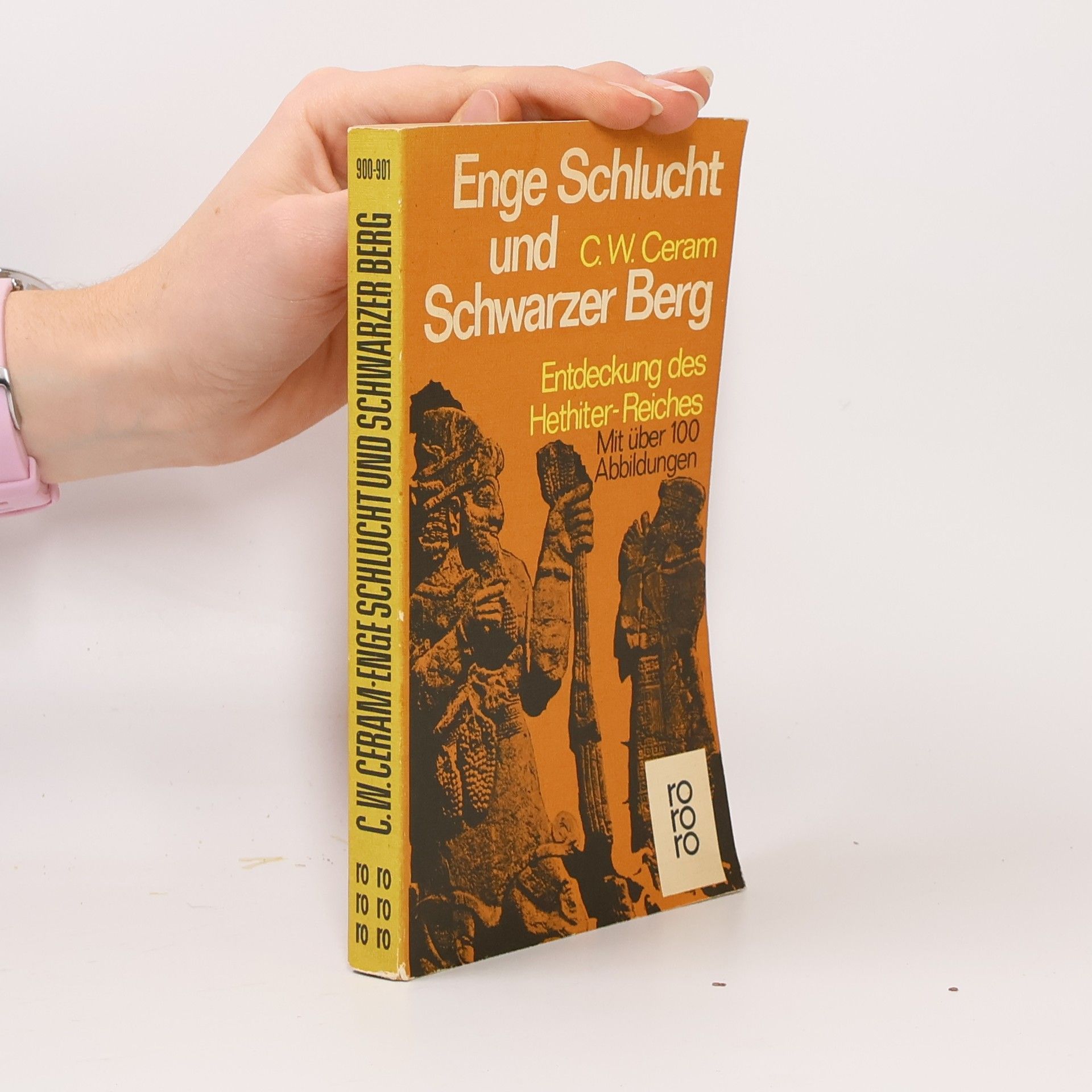 Enge Schlucht und schwarzer Berg