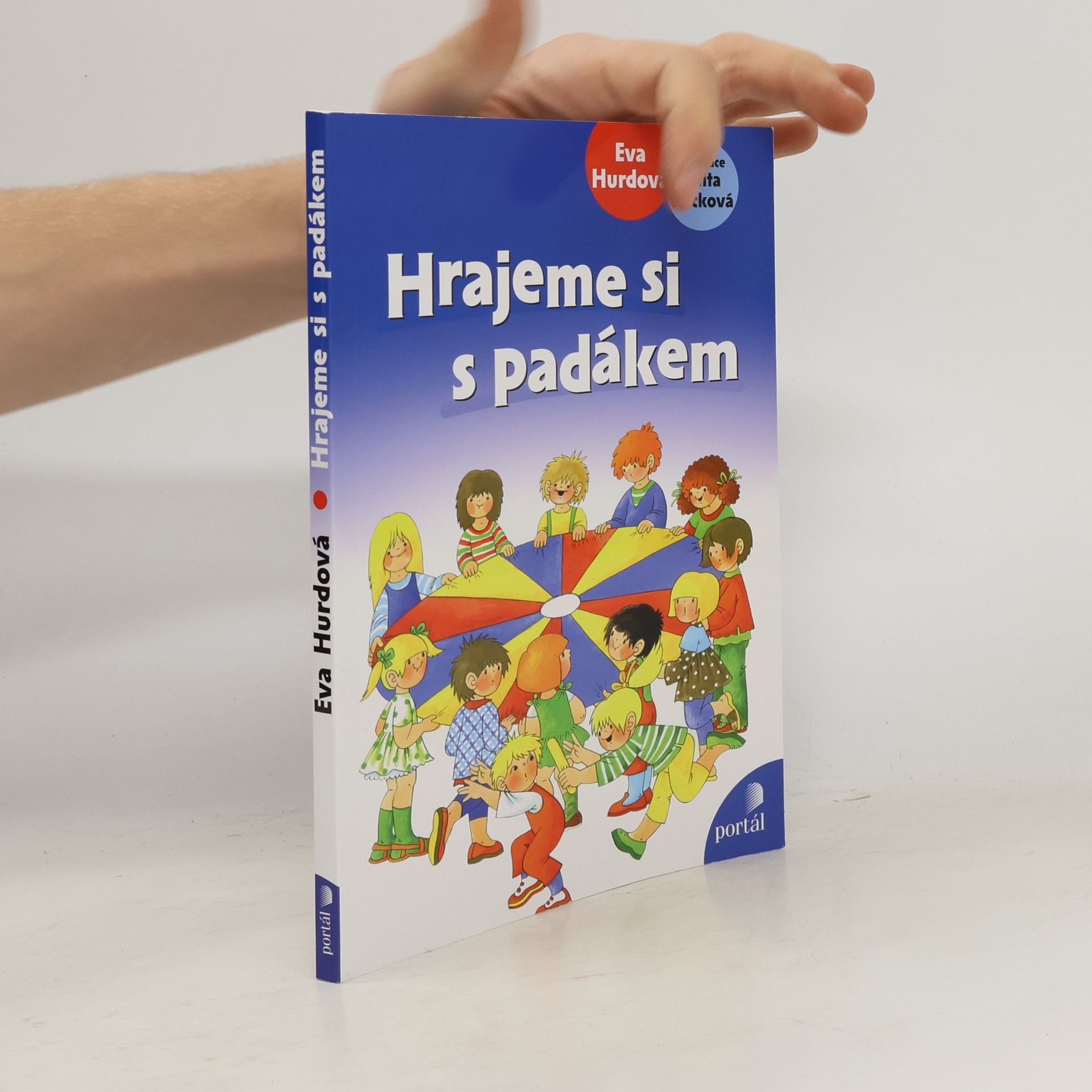 Hrajeme si s padákem. Hry s padákem, stuhami a šátky