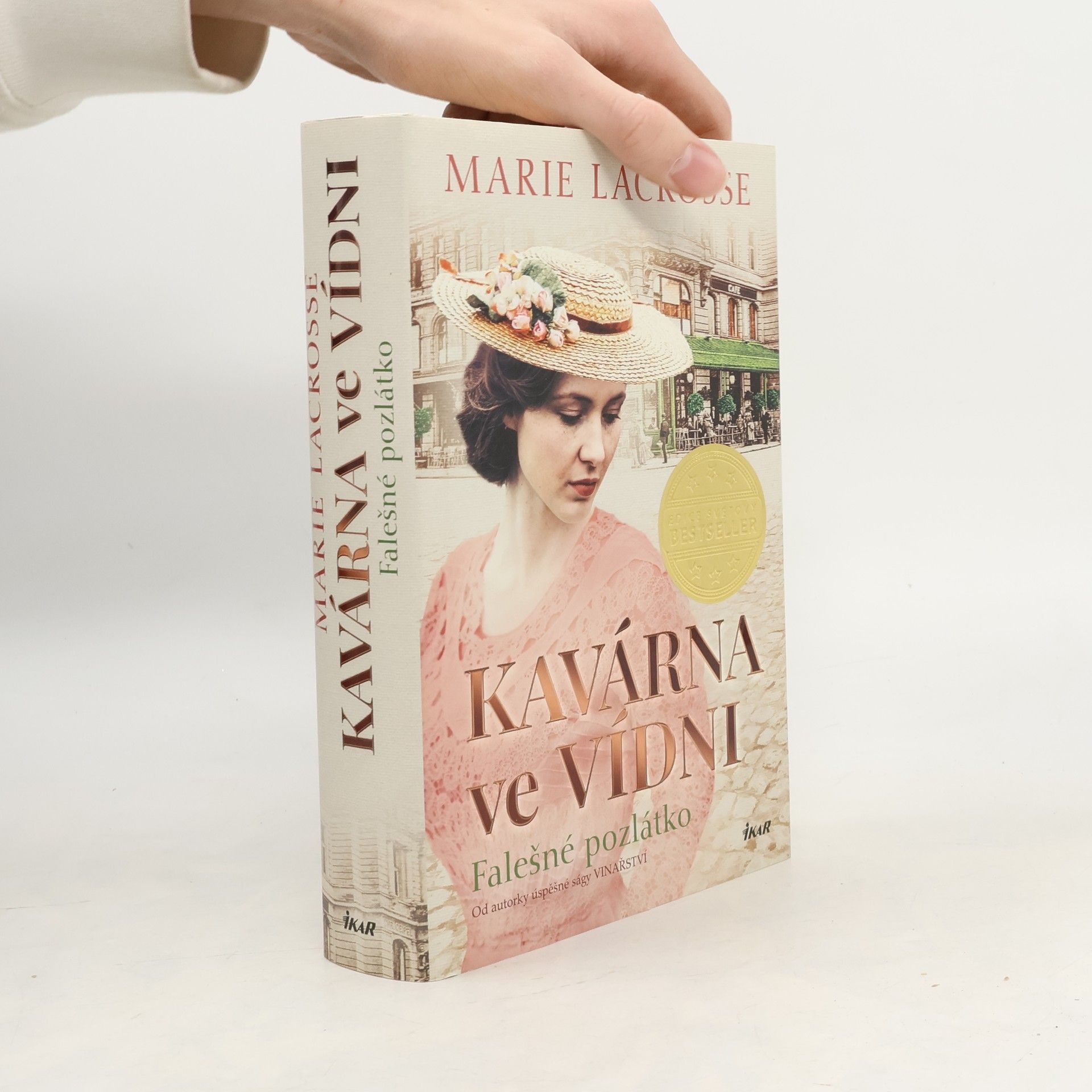 Marie Lacrosse Kavárna ve Vídni. Falešné pozlátko
