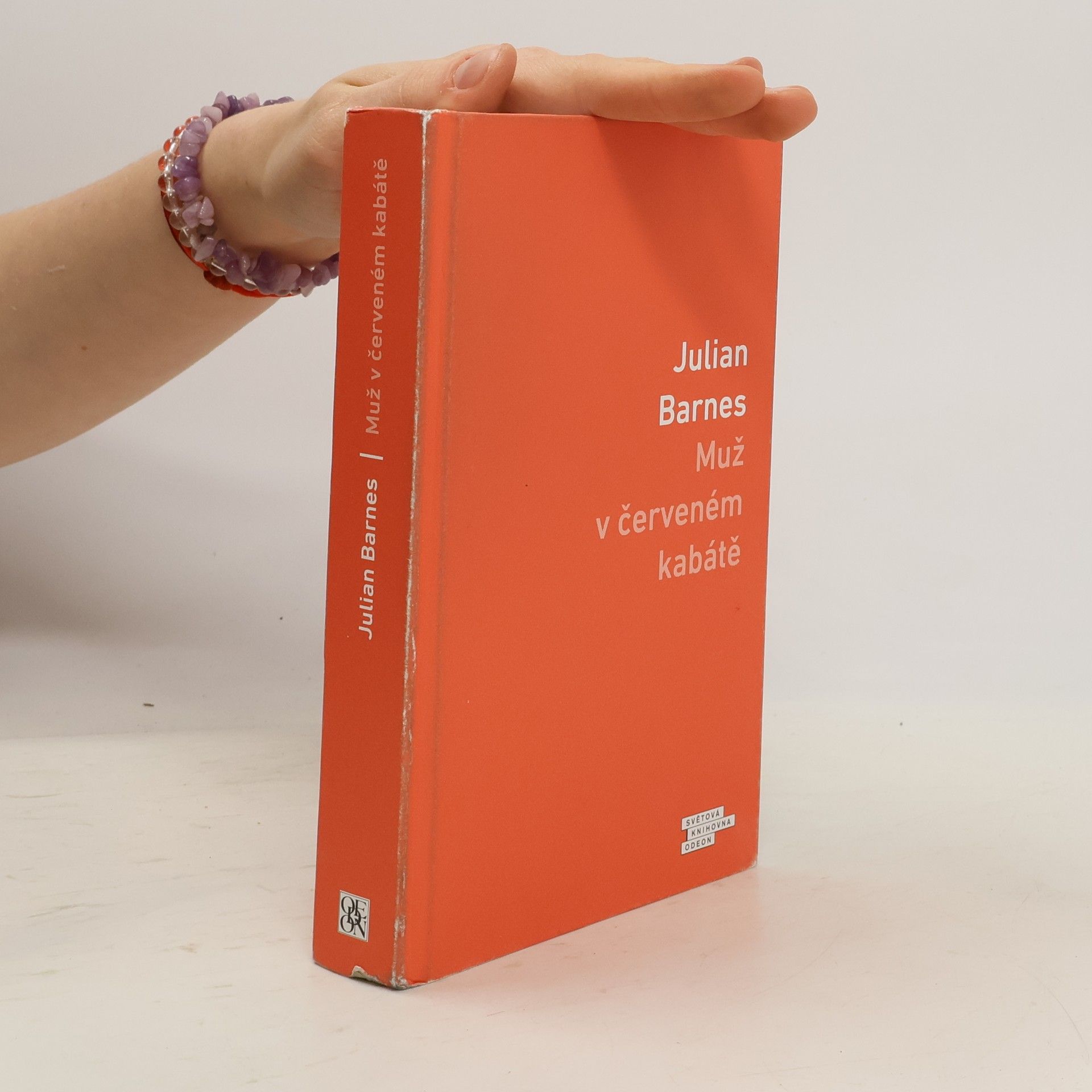 Julian Barnes Muž v červeném kabátě